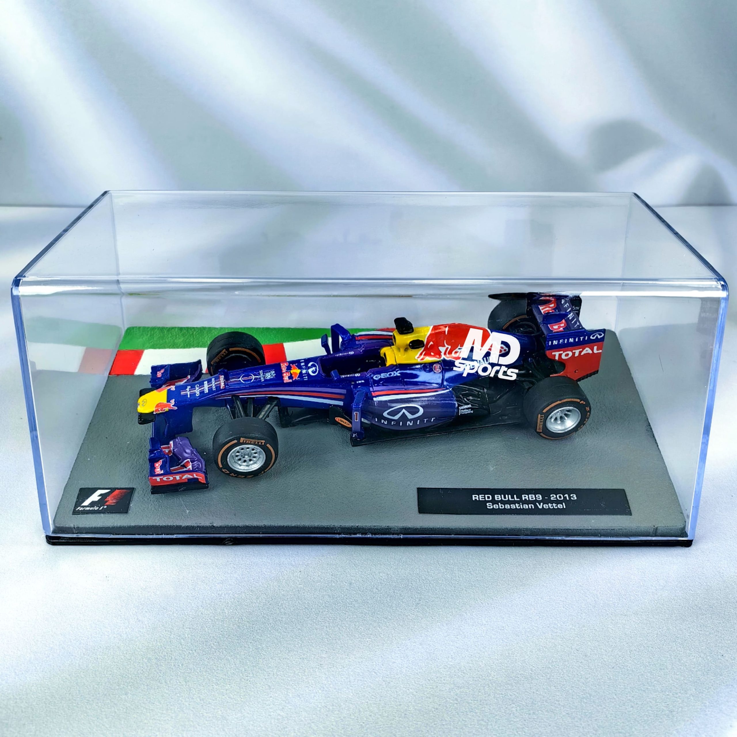 RedBull RB9 2013 #1 Sebastian Vettel Caja Acrilica Altaya 1:43