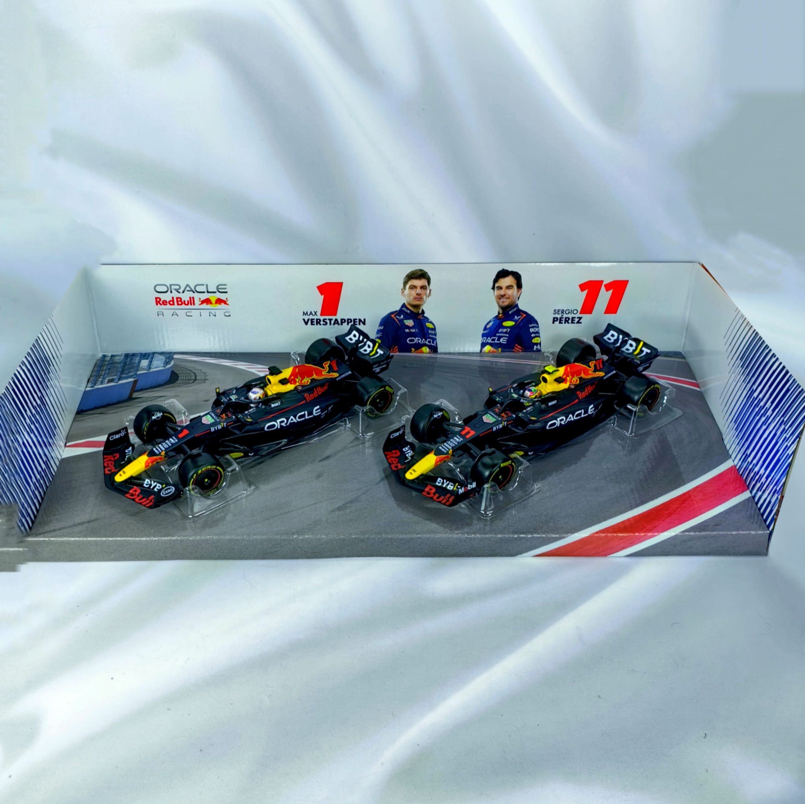 Pack Redbull RB19 2023 #11 Sergio Checo Perez & #1 Max Verstappen Caja Normal Burago 1:24