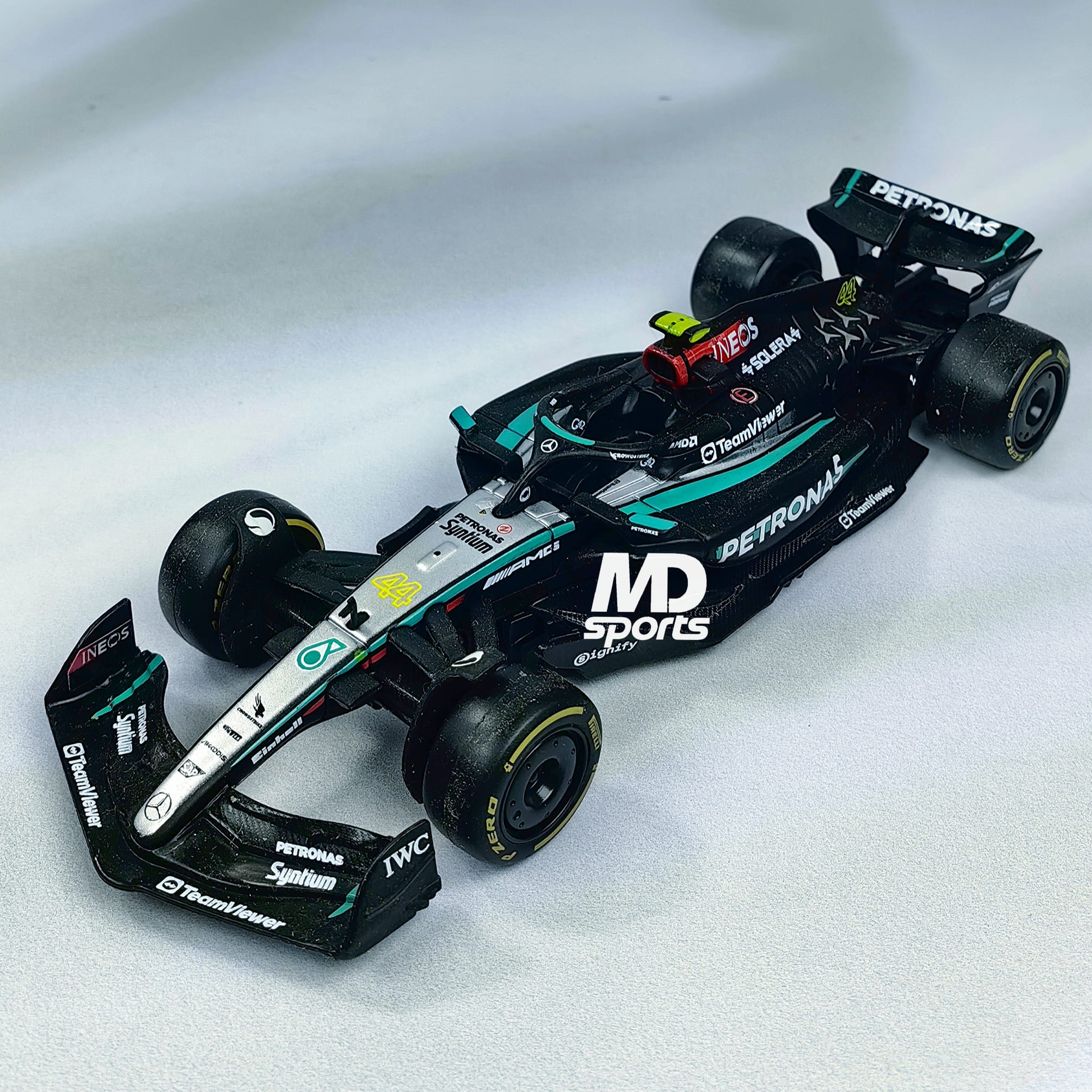 Mercedes W15 2024 #44 Lewis Hamilton Caja Normal Burago 1:43 - Imagen 4