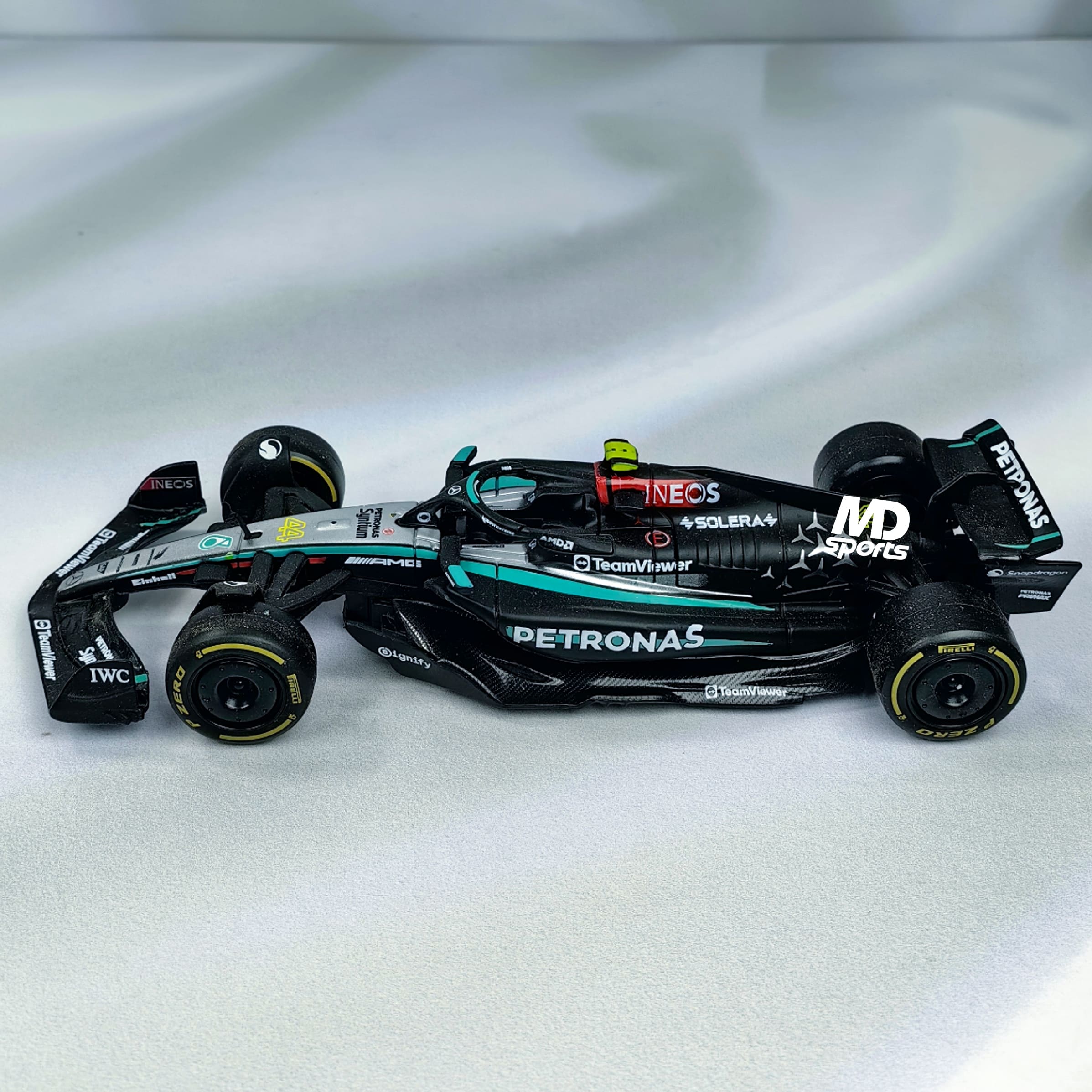 Mercedes W15 2024 #44 Lewis Hamilton Caja Normal Burago 1:43 - Imagen 5