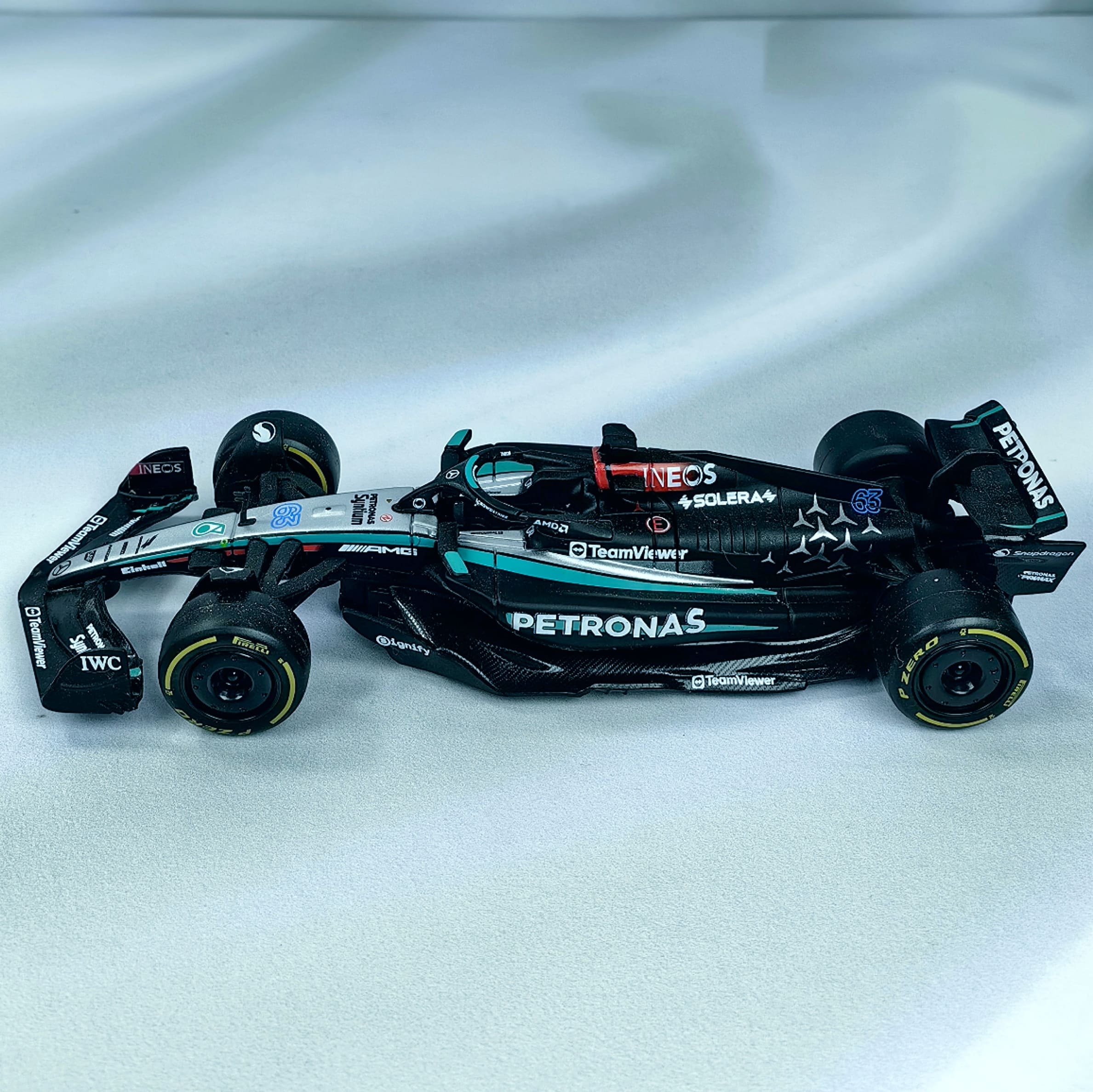 Mercedes W15 2024 #63 George Russell Caja Normal Burago 1:43 - Imagen 4