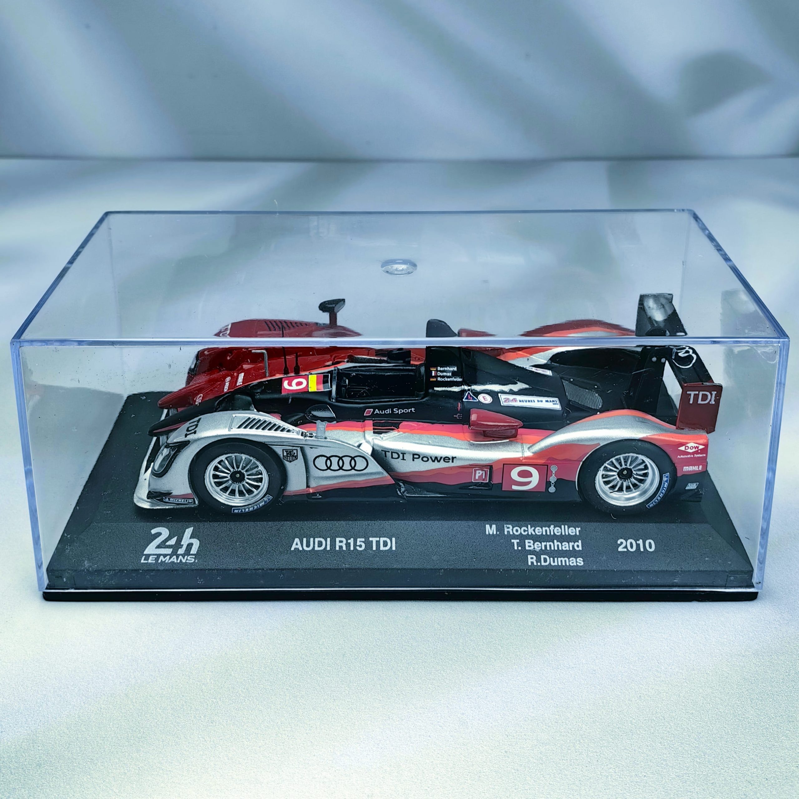 Audi R15 TDI WEC #9 Rockefeller – Bernhard – Dumas 2010 24H LeMans 1:43 Caja Acrilica