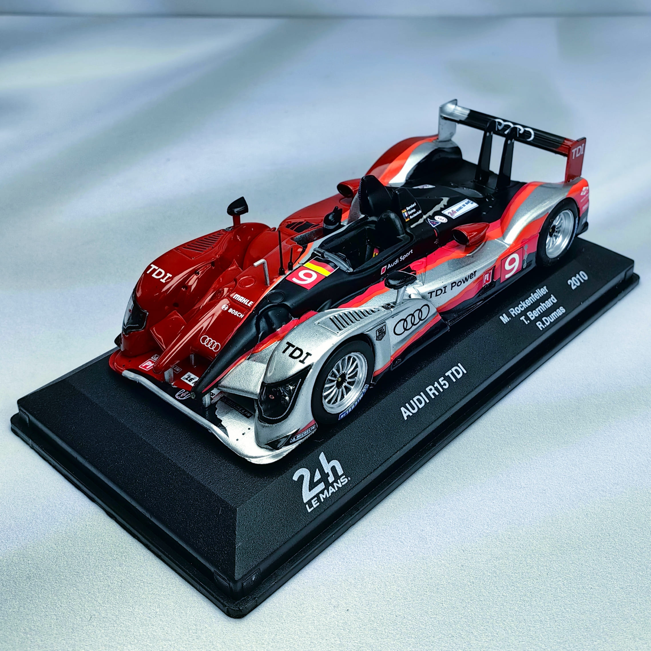 Audi R15 TDI WEC #9 Rockefeller – Bernhard – Dumas 2010 24H LeMans 1:43 Caja Acrilica