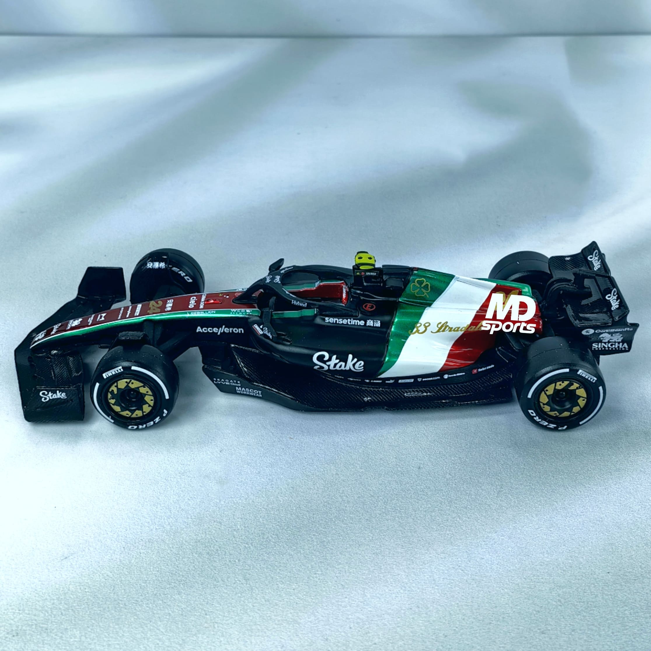 Alfa Romeo C43 GP Monza 2023 #24 Guanyu Zhou Caja Normal Burago 1:43 - Imagen 4