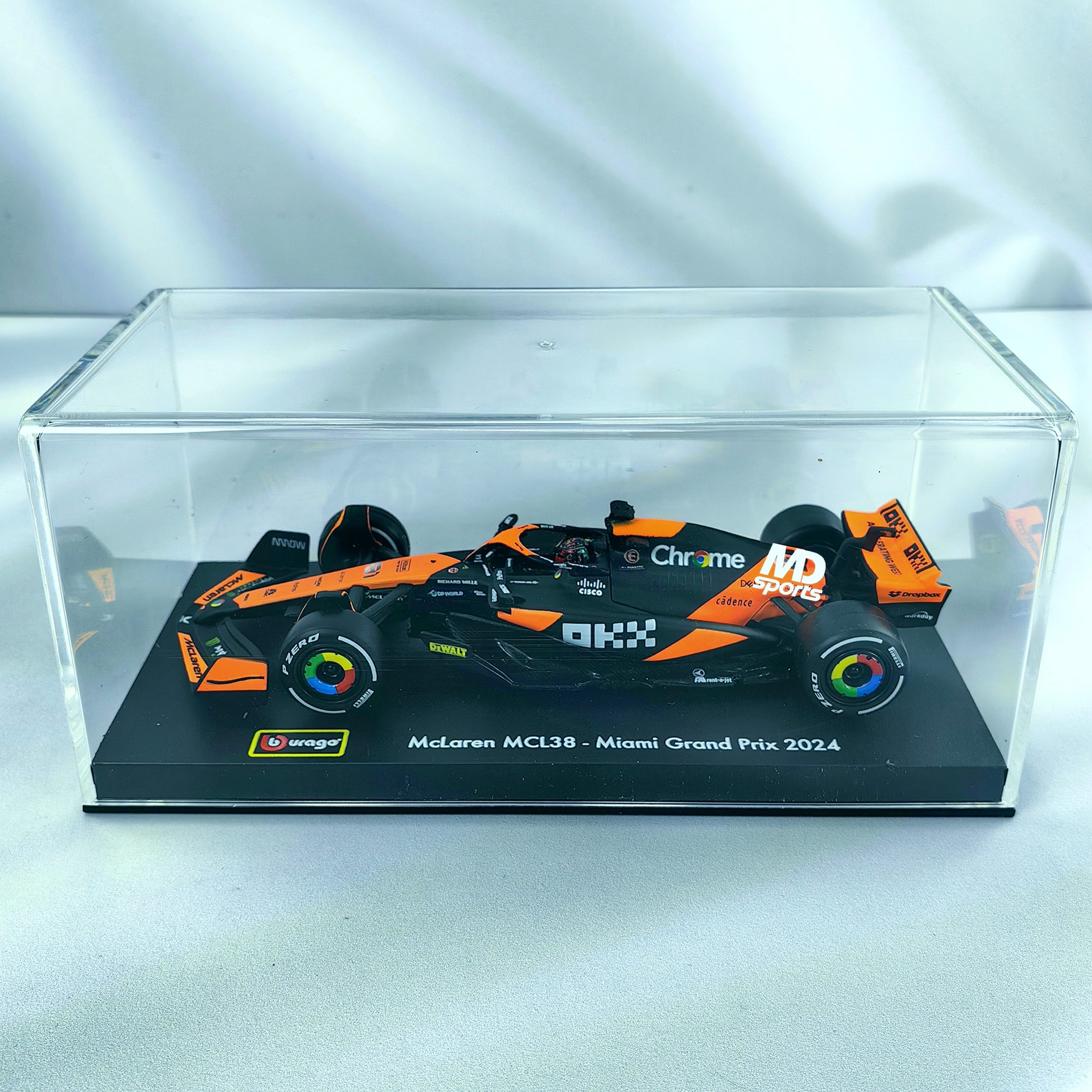Mclaren MCL38 GP Miami 2024 #81 Oscar Piastri Caja Acrilica Burago 1:43 - Imagen 3