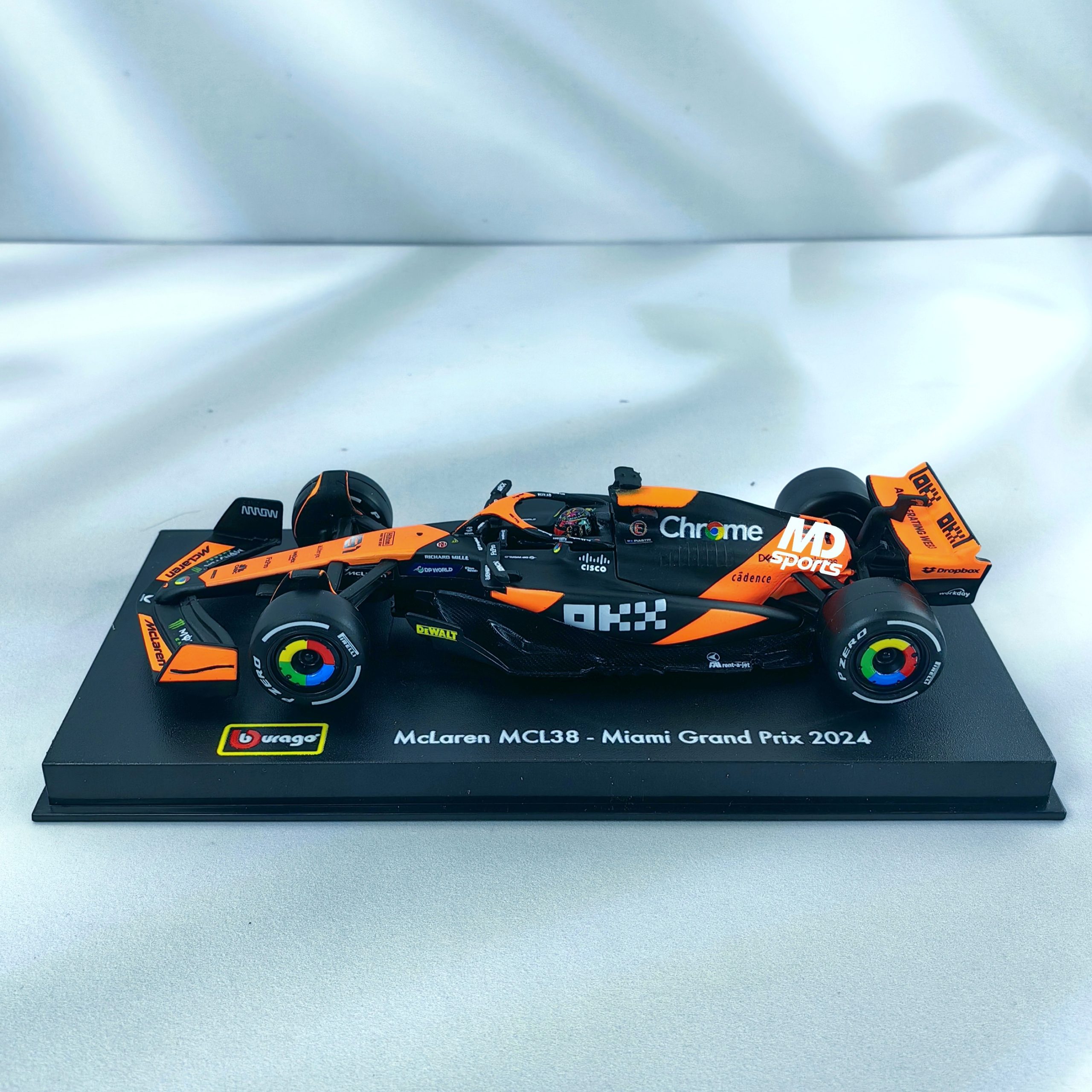 Mclaren MCL38 GP Miami 2024 #81 Oscar Piastri Caja Acrilica Burago 1:43 - Imagen 4