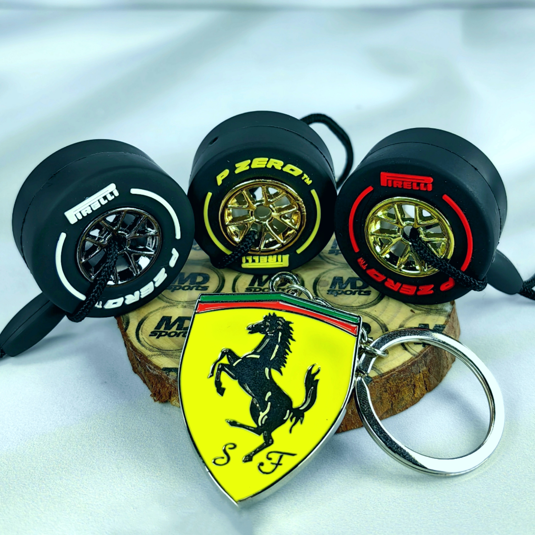 Pack Llaveros 3 Neumatico Pirelli + 1 Logo Ferrari Scudetto