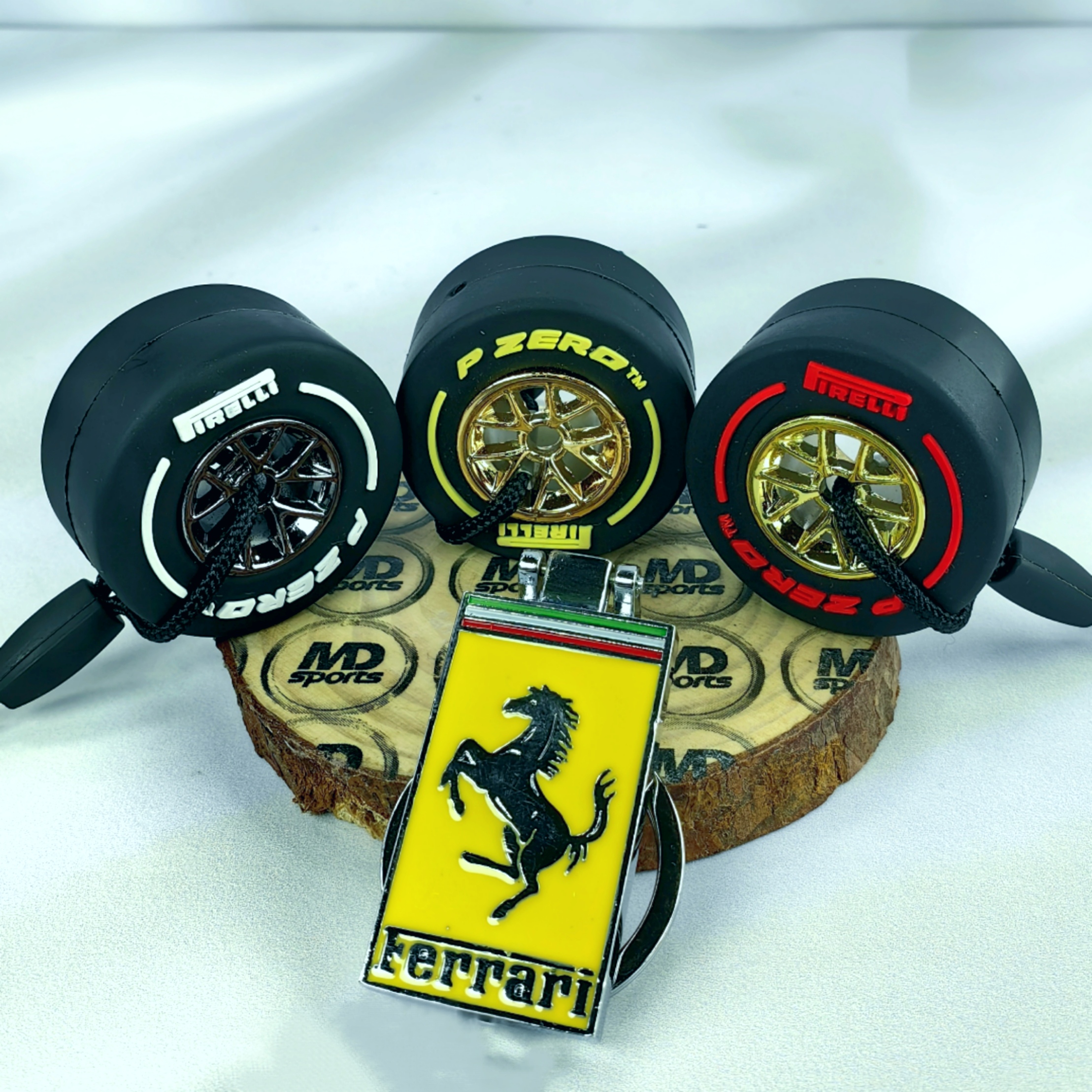 Pack Llaveros 3 Neumatico Pirelli + 1 Logo Ferrari Cabalino