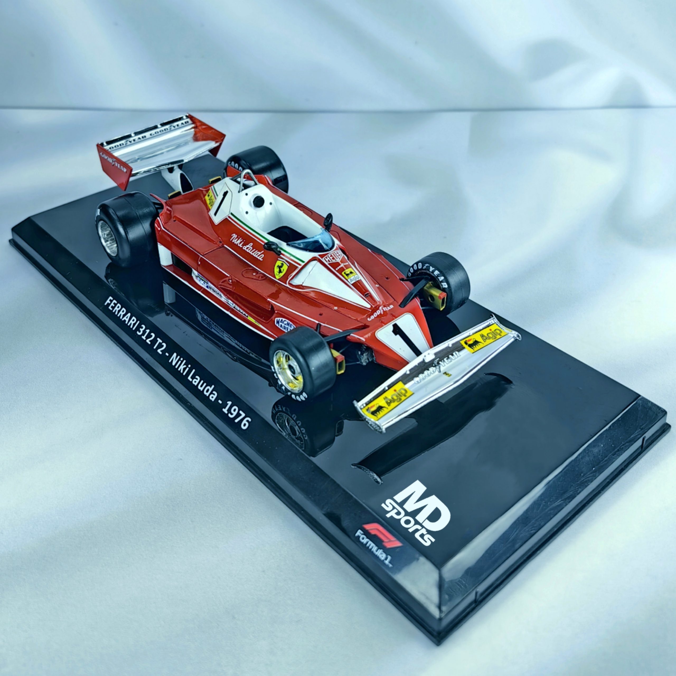 Ferrari 312 T2 1976 #1 Niki Lauda Caja Normal Premium Collect 1:24