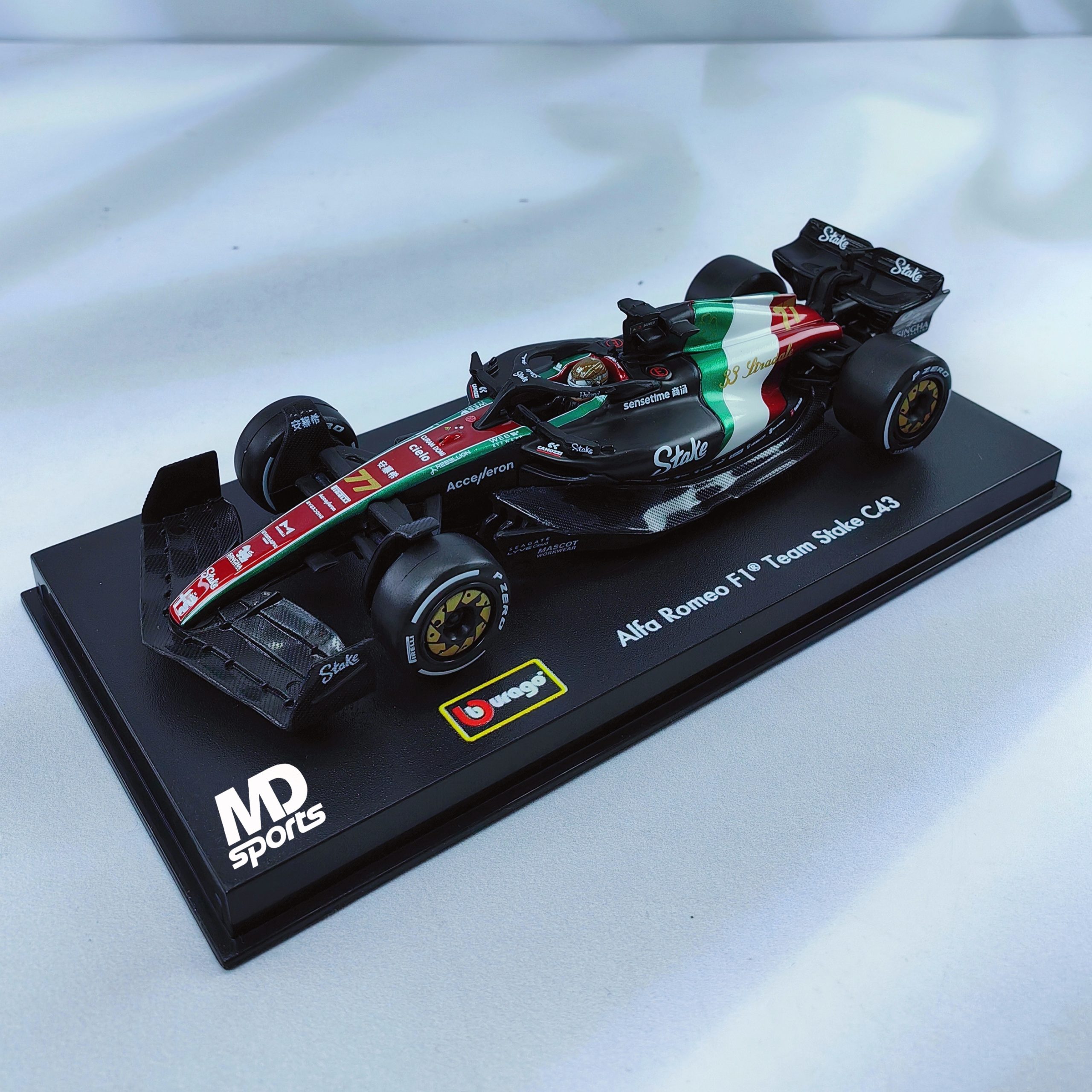 Alfa Romeo C43 GP Monza 2023 #77 Valteri Bottas Caja Acrilica Burago 1:43 - Imagen 4