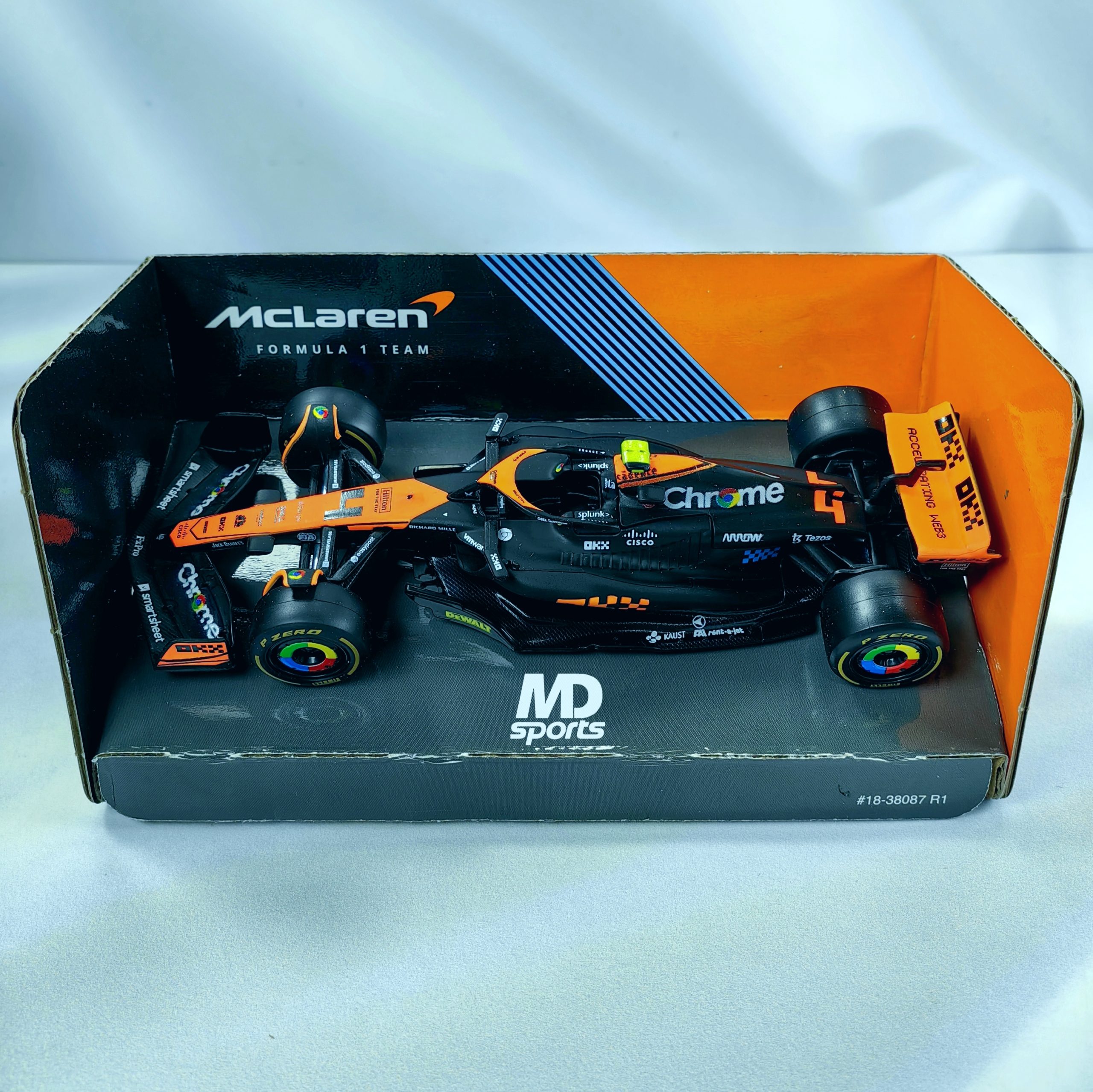 Mclaren MCL60 GP Singapur 2023 #4 Lando Norris Caja Normal Burago 1:43 - Imagen 3