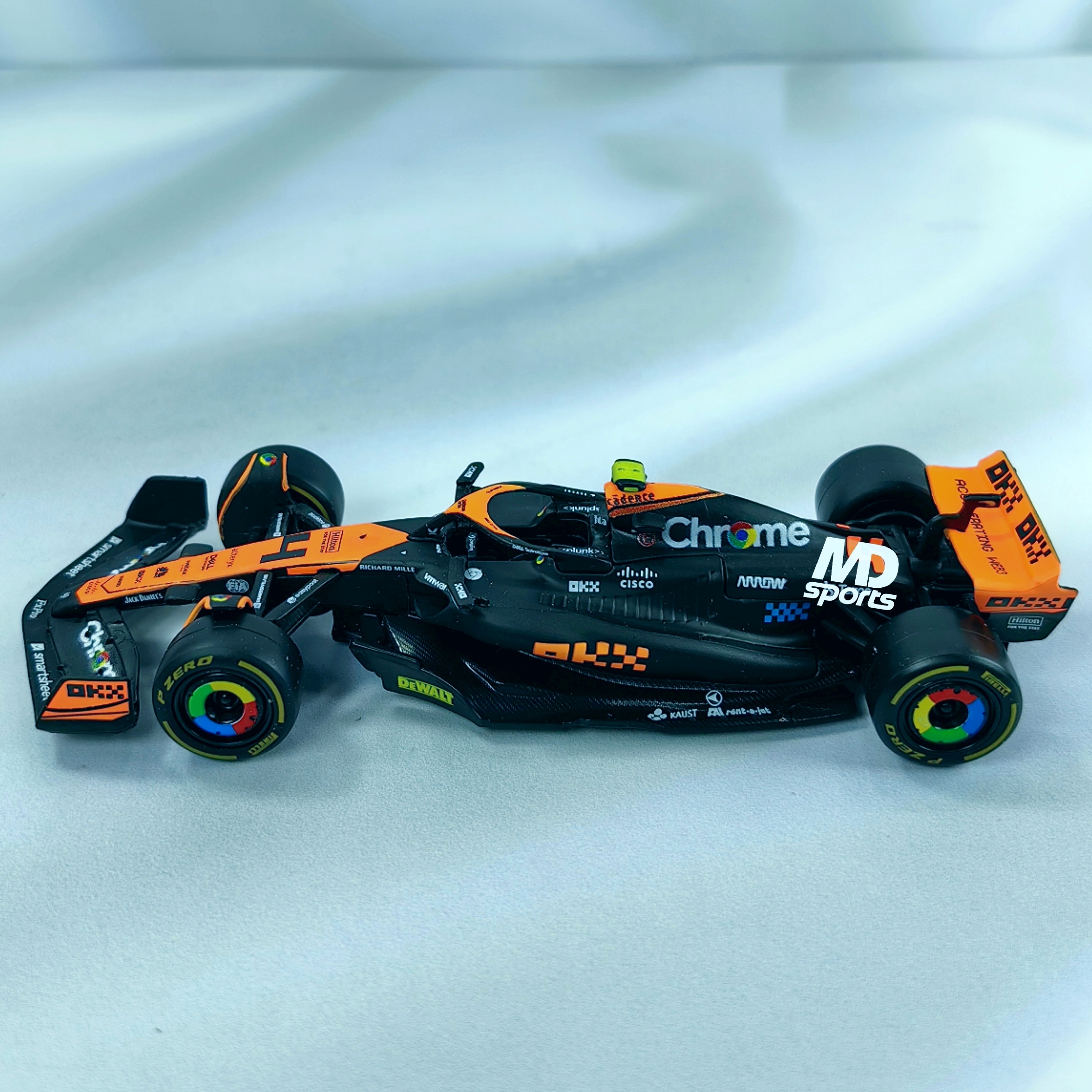 Mclaren MCL60 GP Singapur 2023 #4 Lando Norris Caja Normal Burago 1:43 - Imagen 4