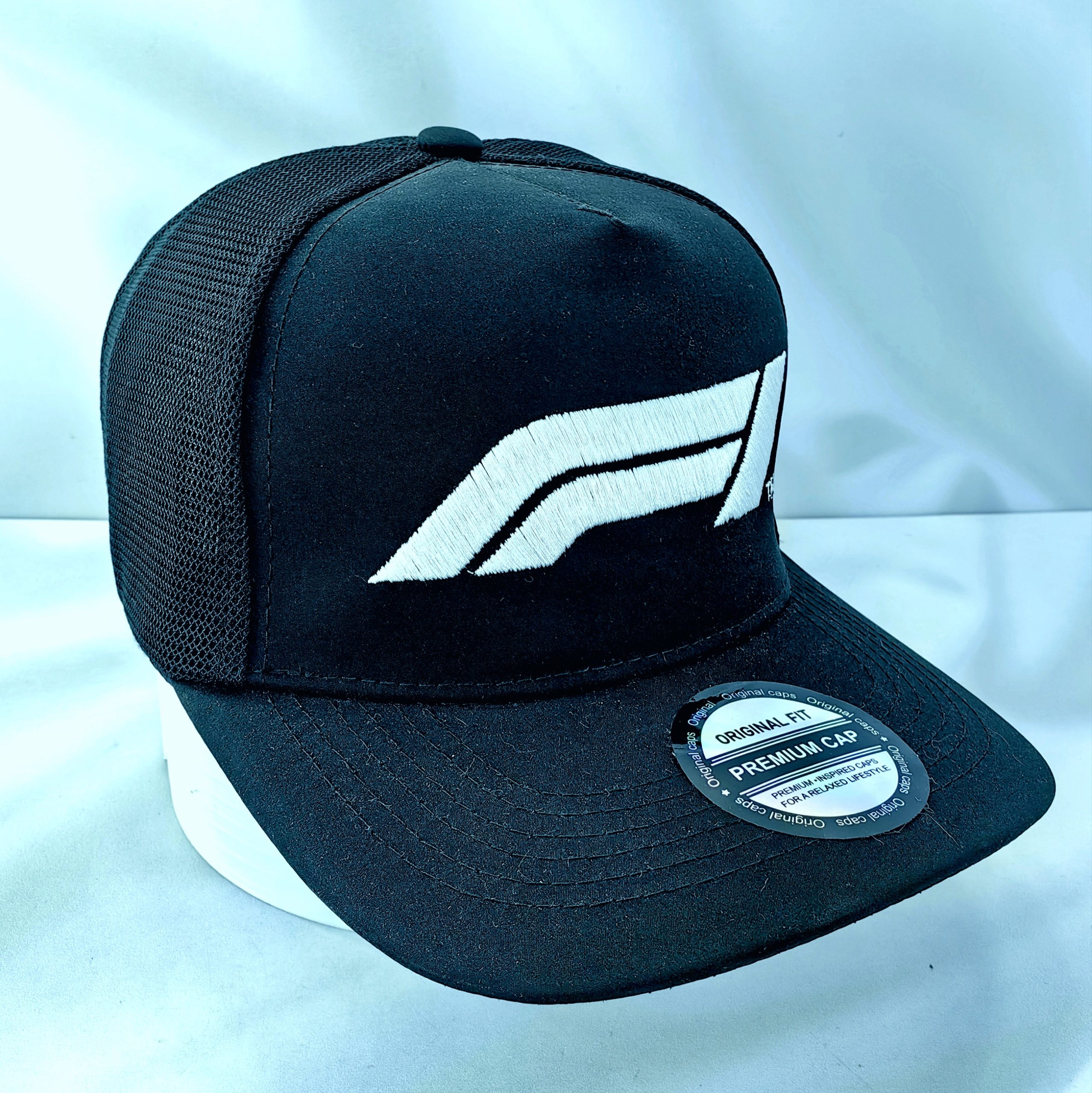 Gorro Jockey Logo Formula 1 Semi-Curvo Negro