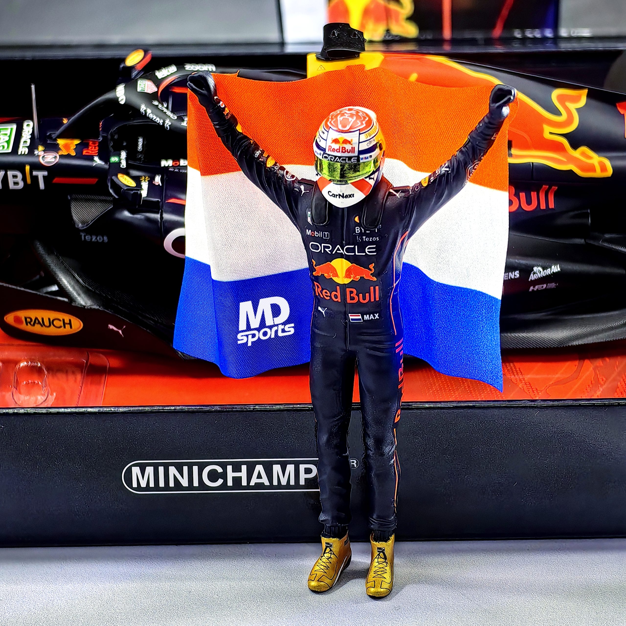 Redbull RB18 GP Zandvoort 2022 #1 Max Verstappen + Figura Minichamps 1:18 - Imagen 4