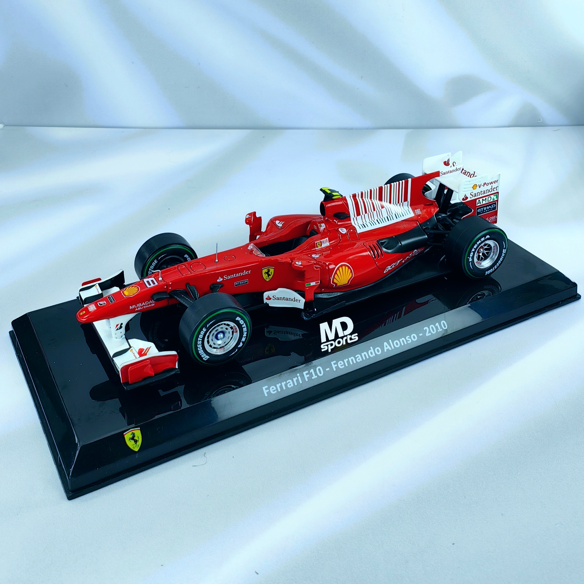 Ferrari F10 2010 #8 Fernando Alonso Caja Acrilica Premium Collect 1:24 - Imagen 4