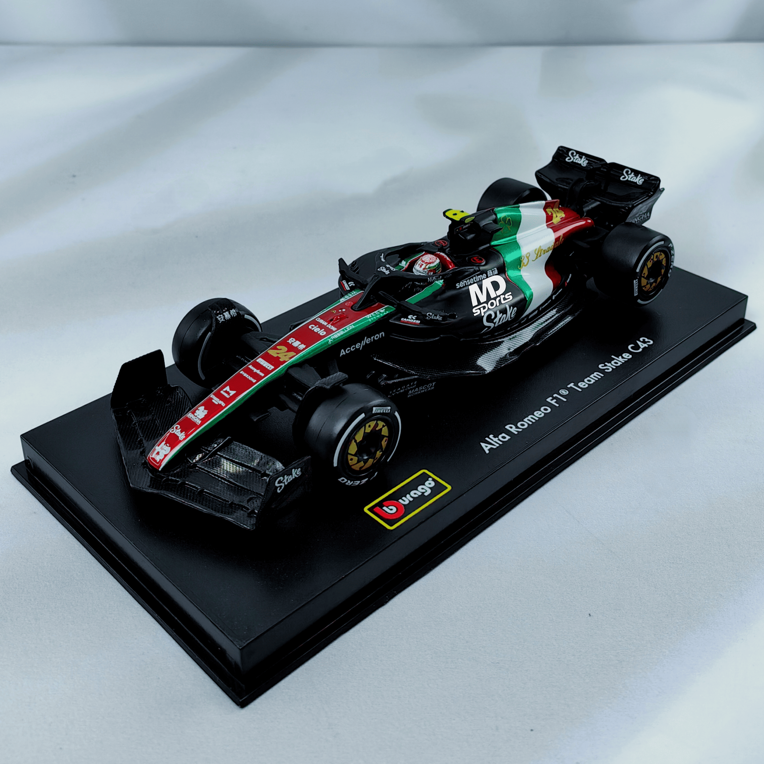 Alfa Romeo C43 GP Monza 2023 #24 Guanyu Zhou Caja Acrilica Burago 1:43 - Imagen 4