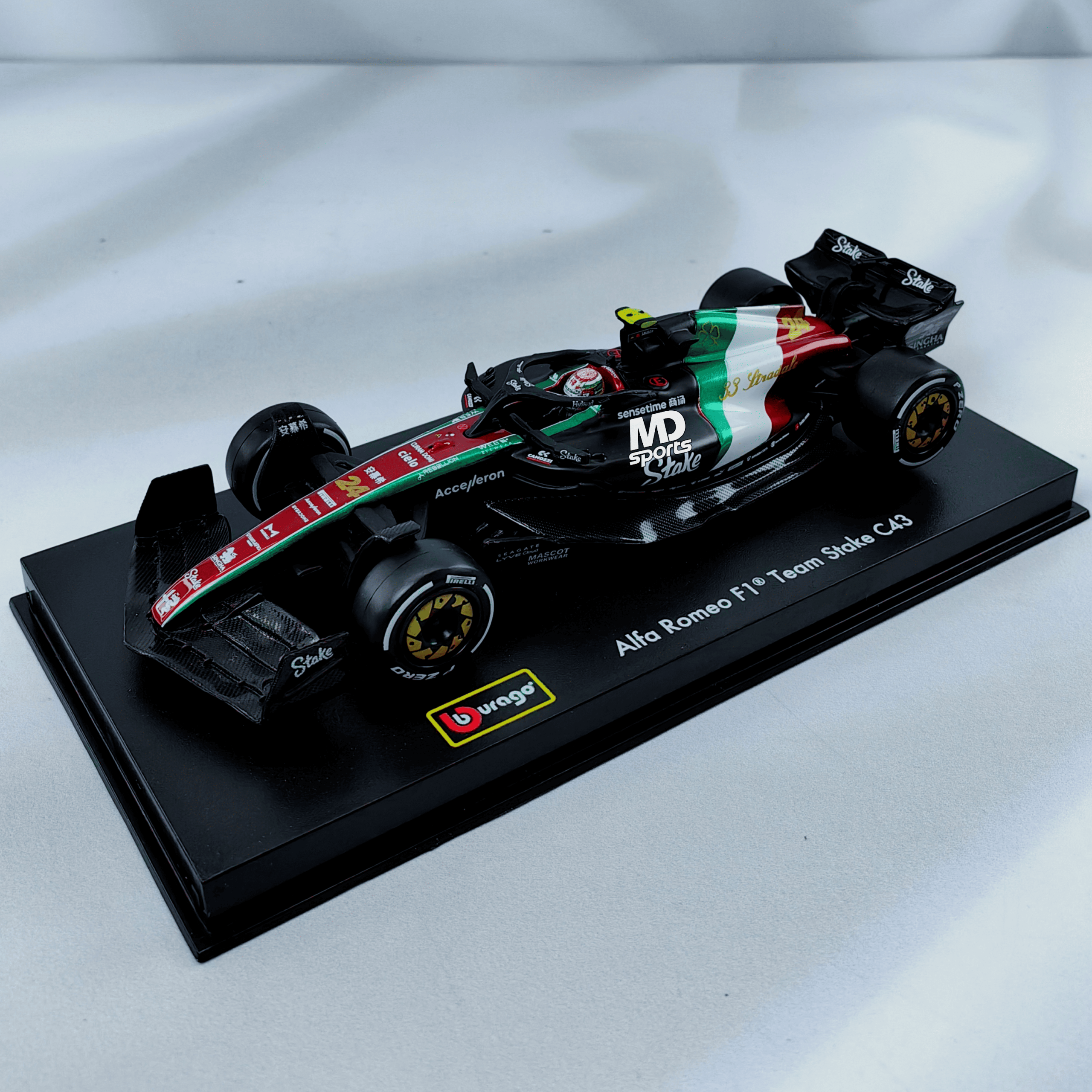 Alfa Romeo C43 GP Monza 2023 #24 Guanyu Zhou Caja Acrilica Burago 1:43 - Imagen 3