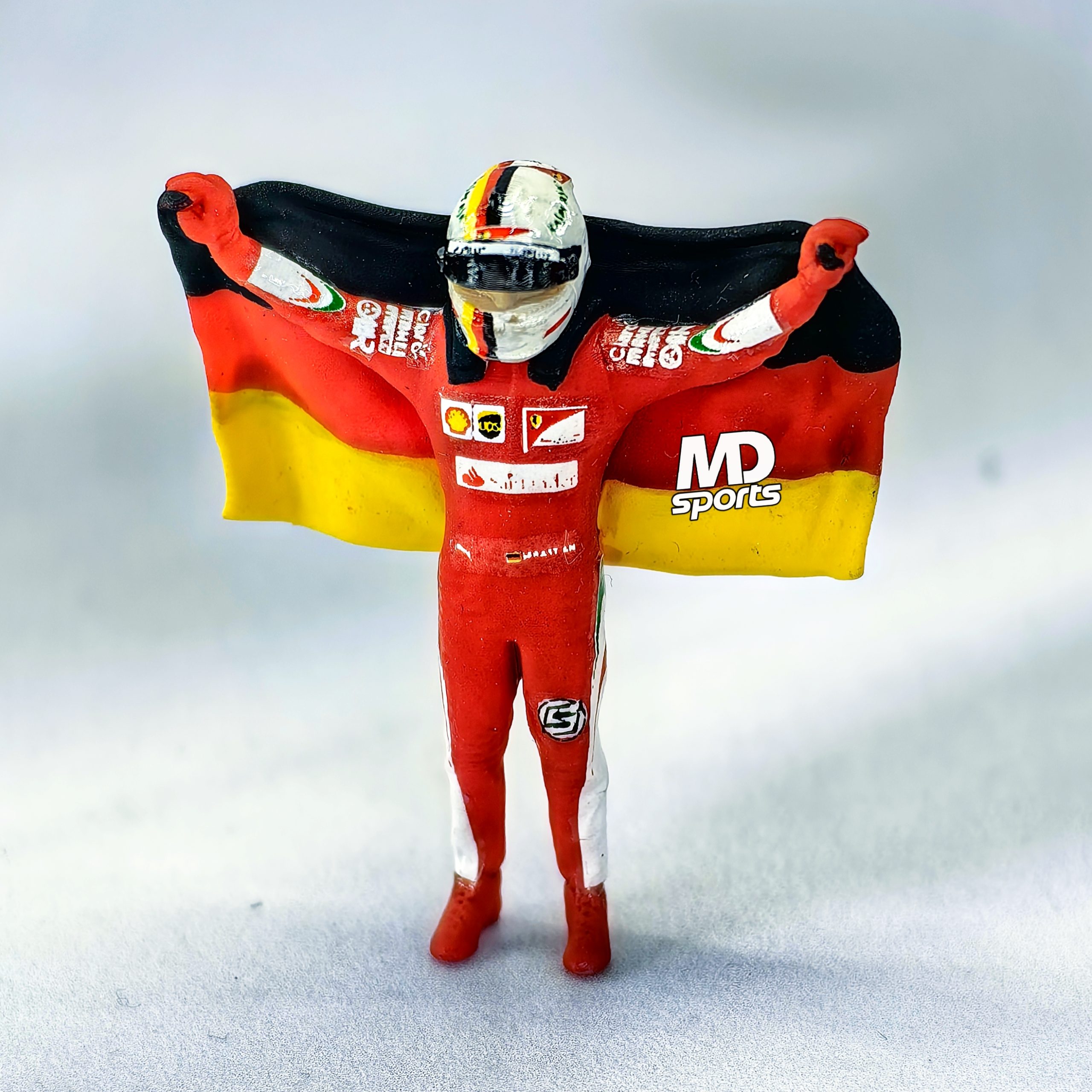 Figura Piloto Sebastian Vettel Ferrari con Bandera Cartrix 1:43