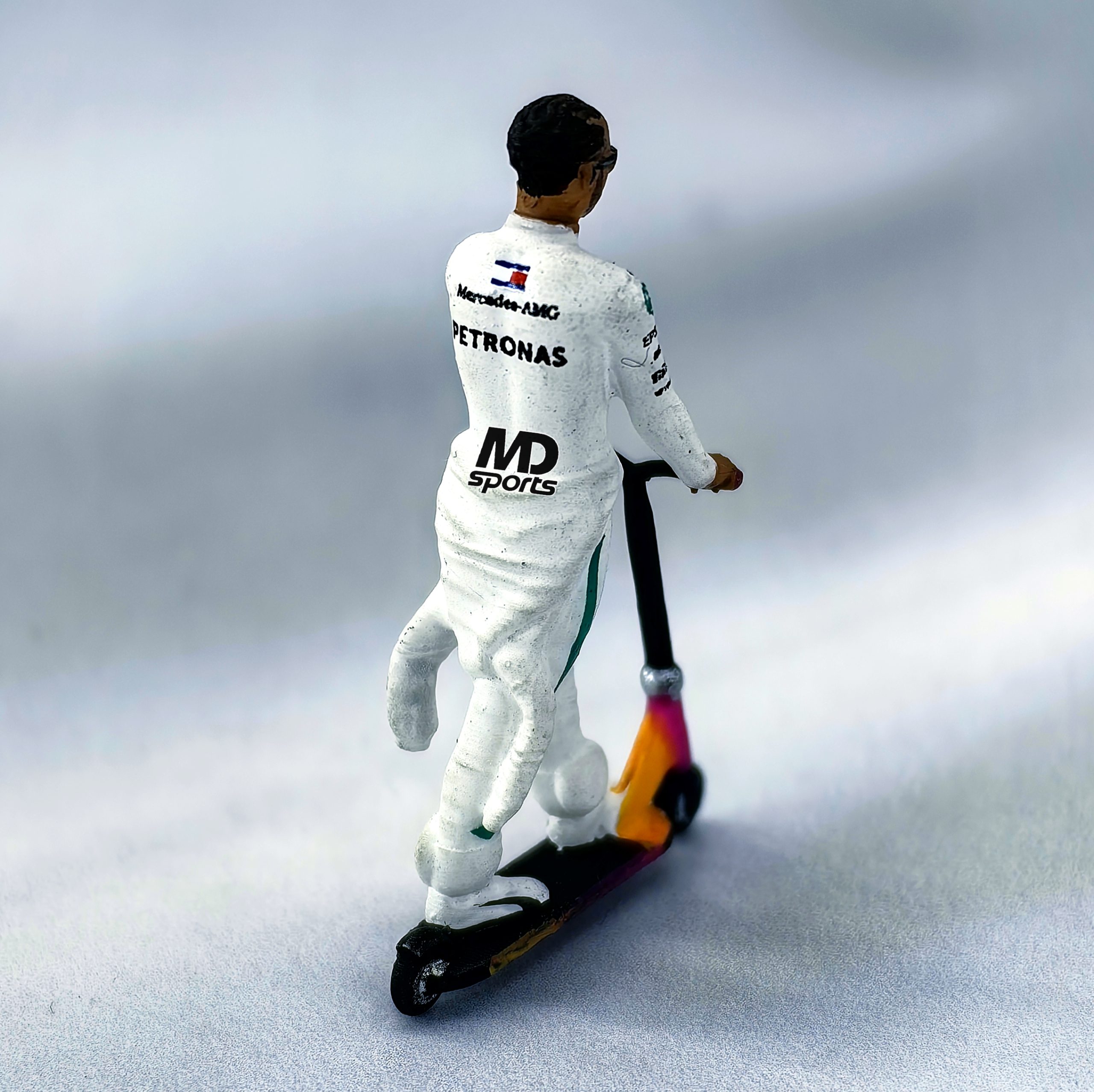 Figura Piloto Lewis Hamilton Scooter Mercedes 2016 Cartrix 1:43