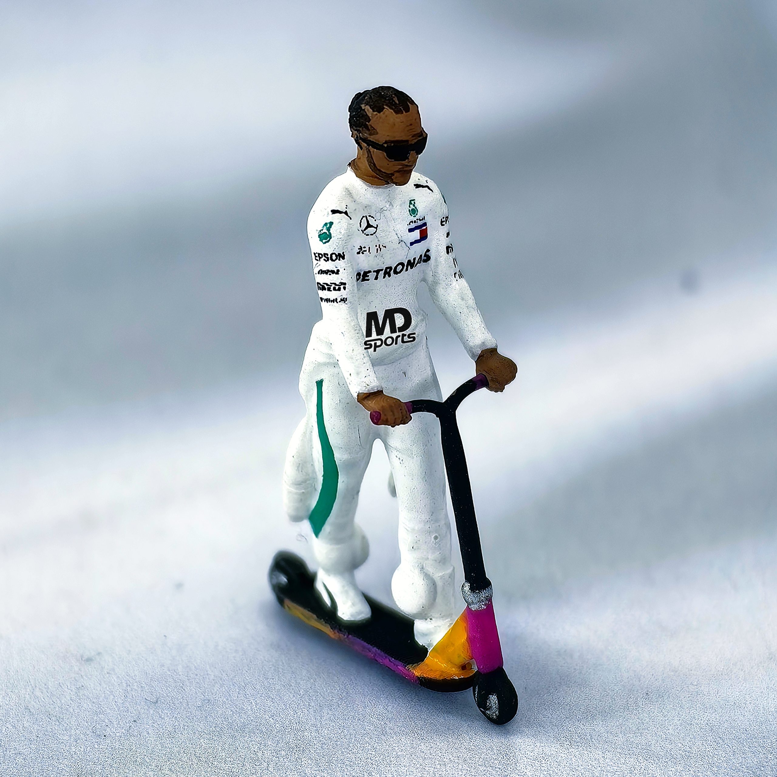 Figura Piloto Lewis Hamilton Scooter Mercedes 2016 Cartrix 1:43