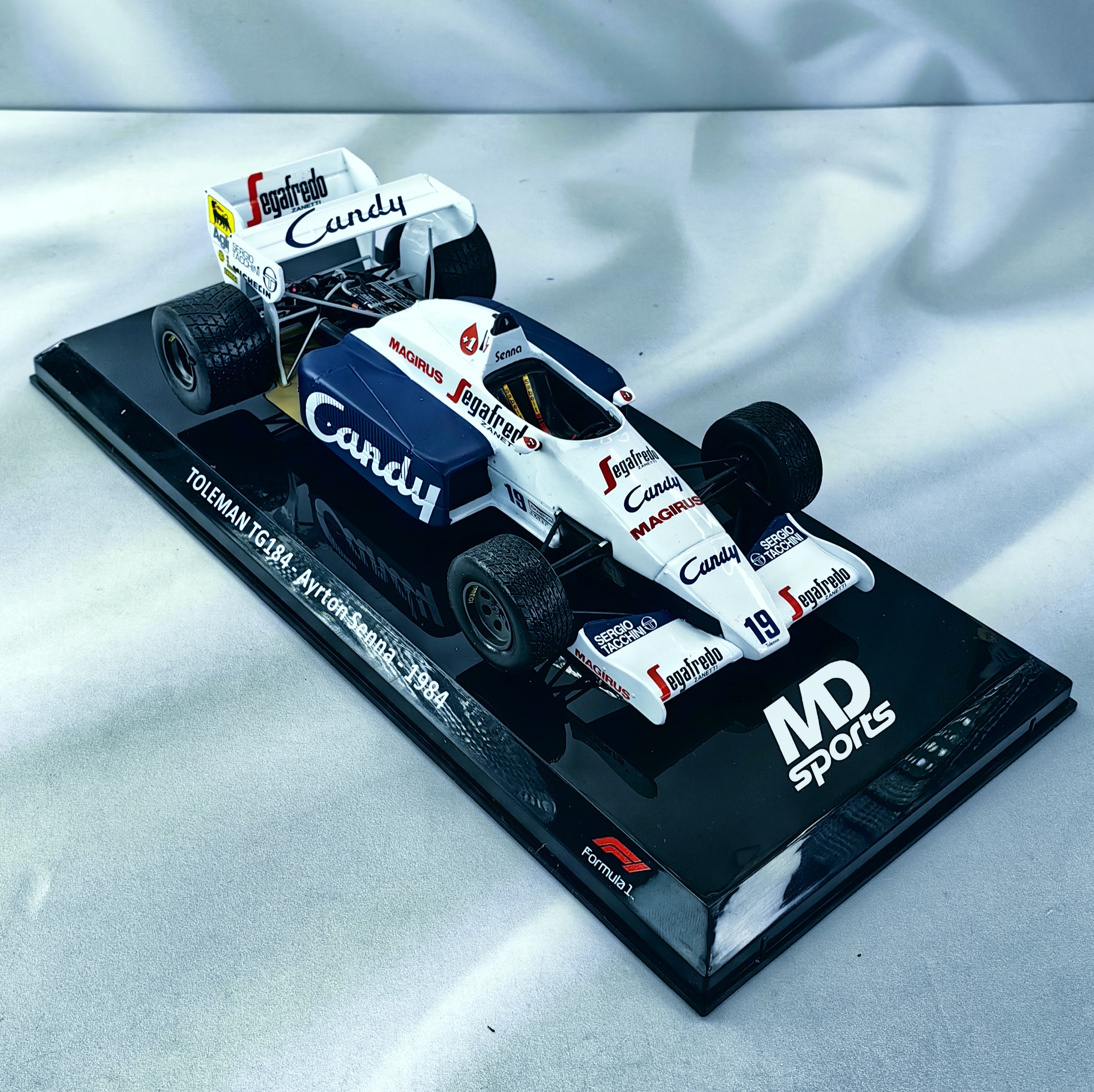 Toleman TG184 1984 #19 Ayrton Senna Caja Normal Premium Collect 1:24