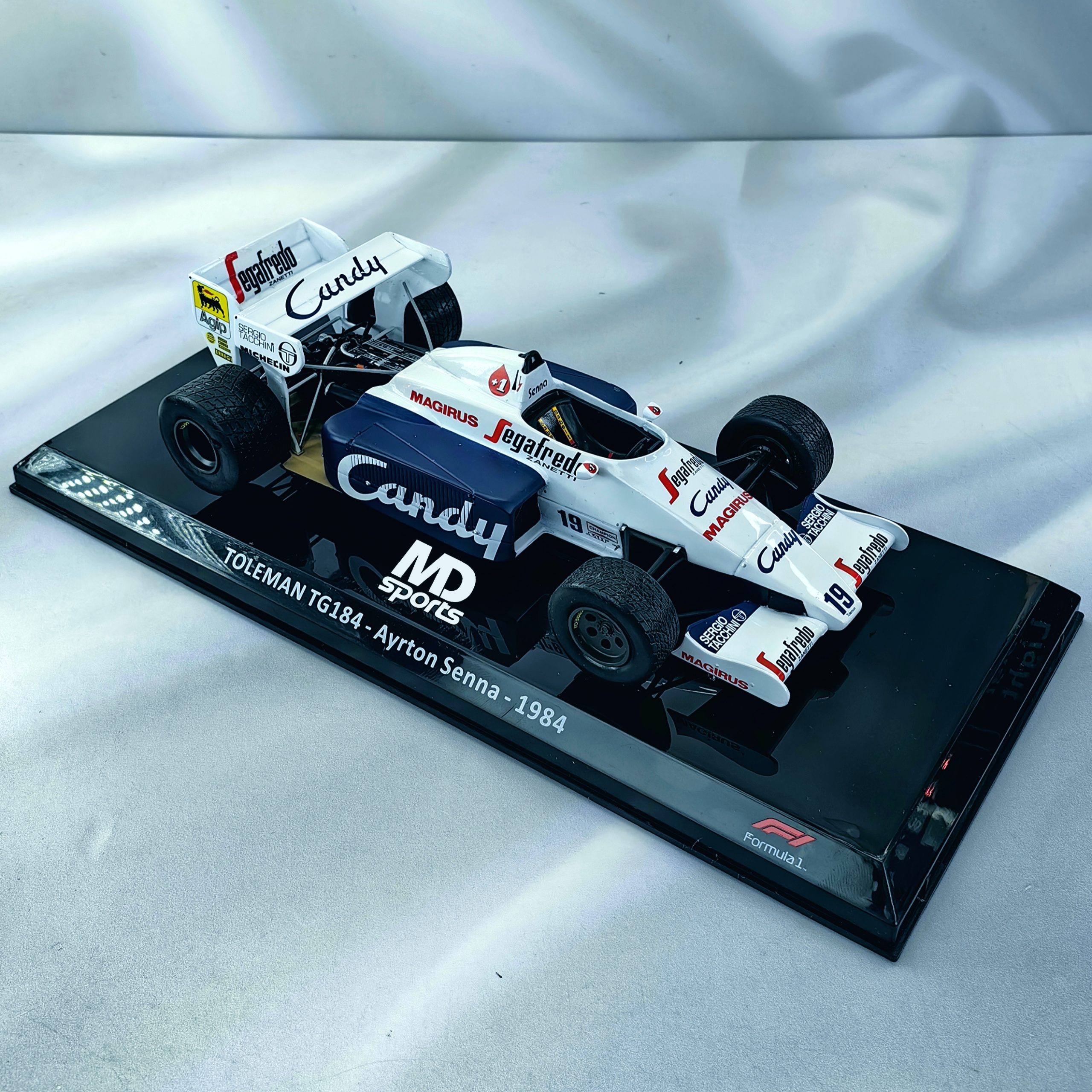 Toleman TG184 1984 #19 Ayrton Senna Caja Normal Premium Collect 1:24