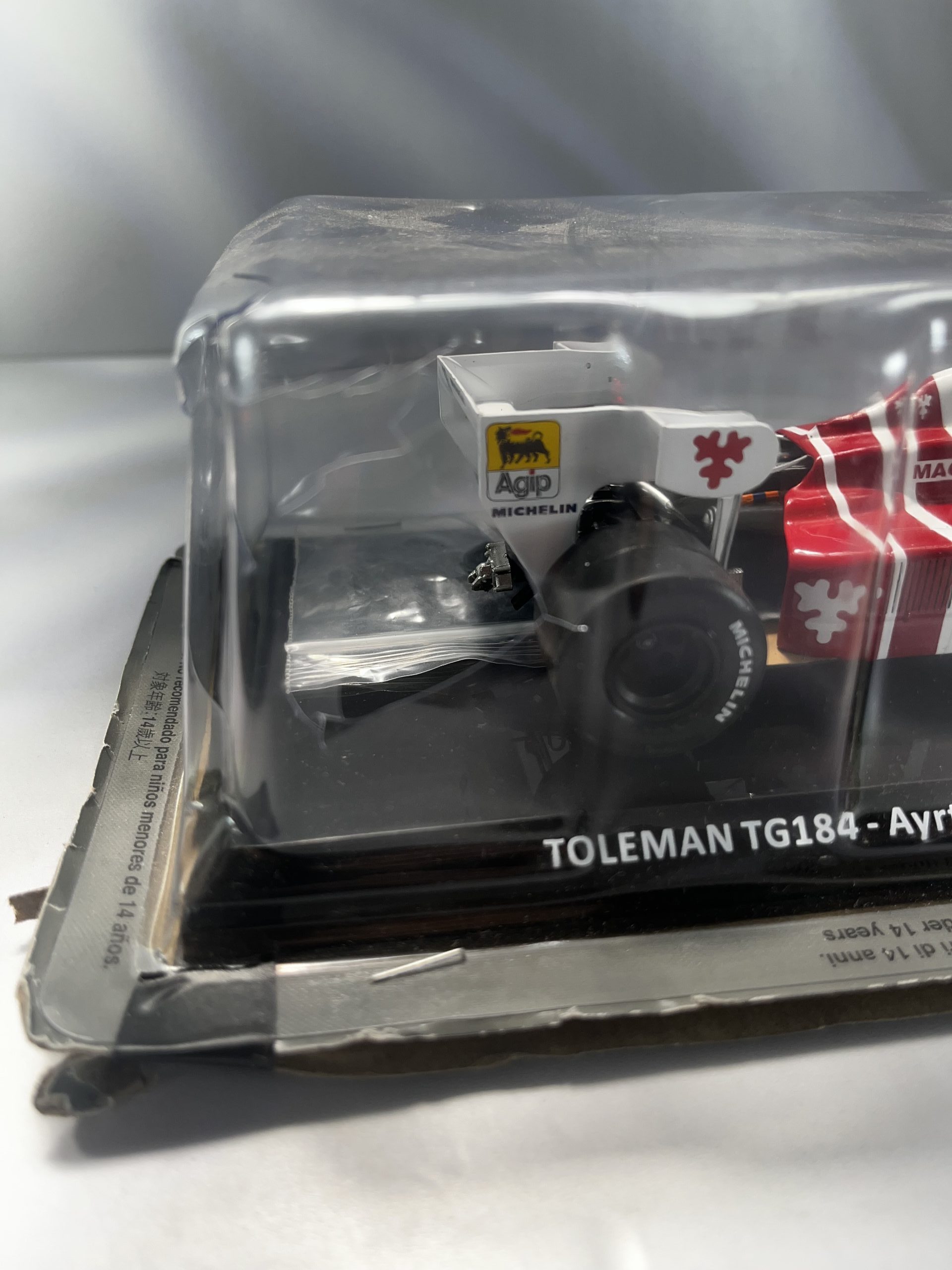 Toleman TG184 GP Portugal 1984 #19 Ayrton Senna Caja Normal Premium Collect 1:24 (Producto con detalle en el auto y la caja )