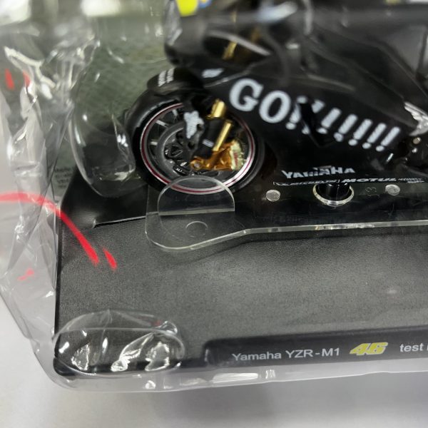 Moto GP Yamaha YZR-M1 2004 #46 Valentino Rossi 1:18 (Producto con detalle en la base) - Imagen 2