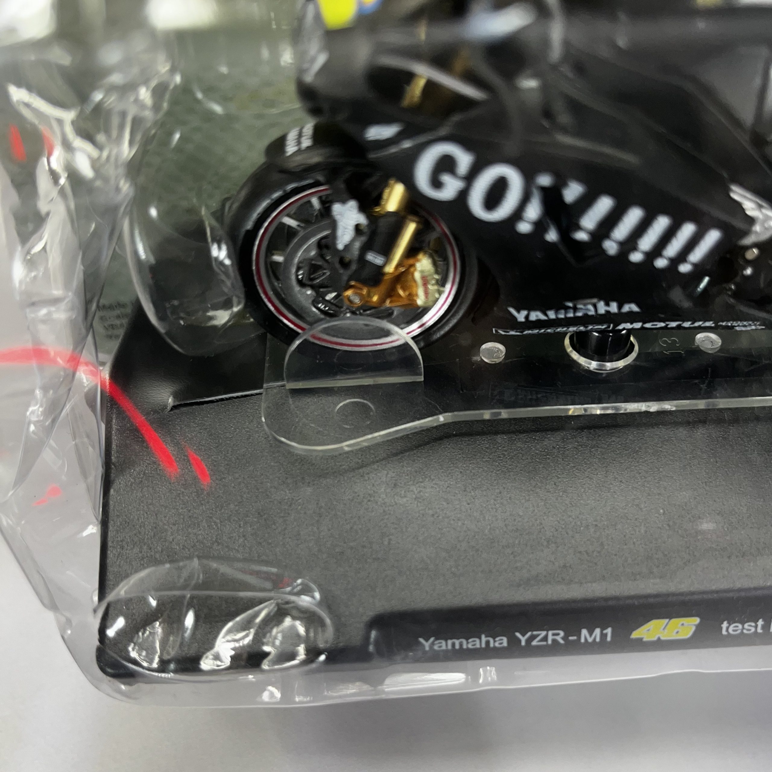 Moto GP Yamaha YZR-M1 2004 #46 Valentino Rossi 1:18 (Producto con detalle en la base)