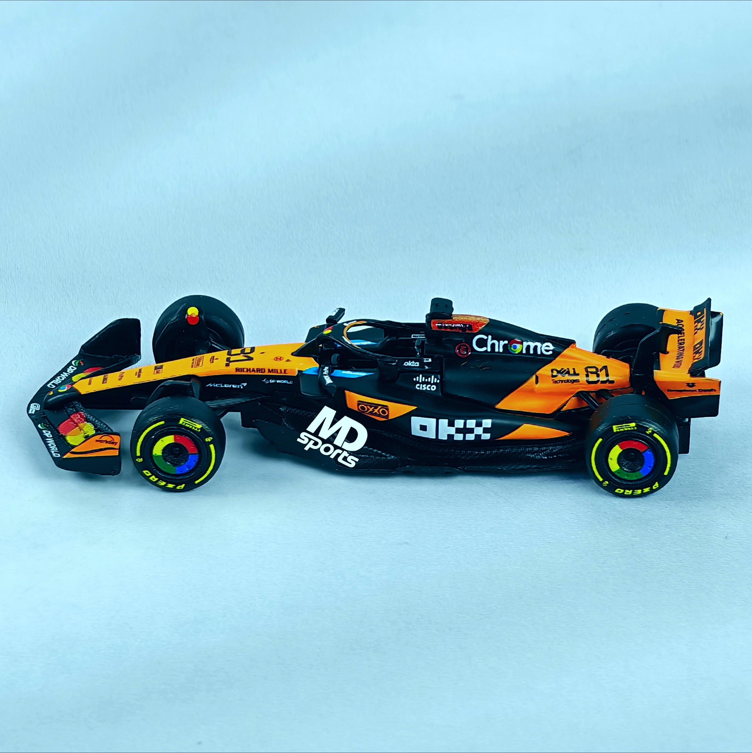 Mclaren MCL39 2025 #81 Oscar Piastri Caja Normal Burago 1:64 - Imagen 3