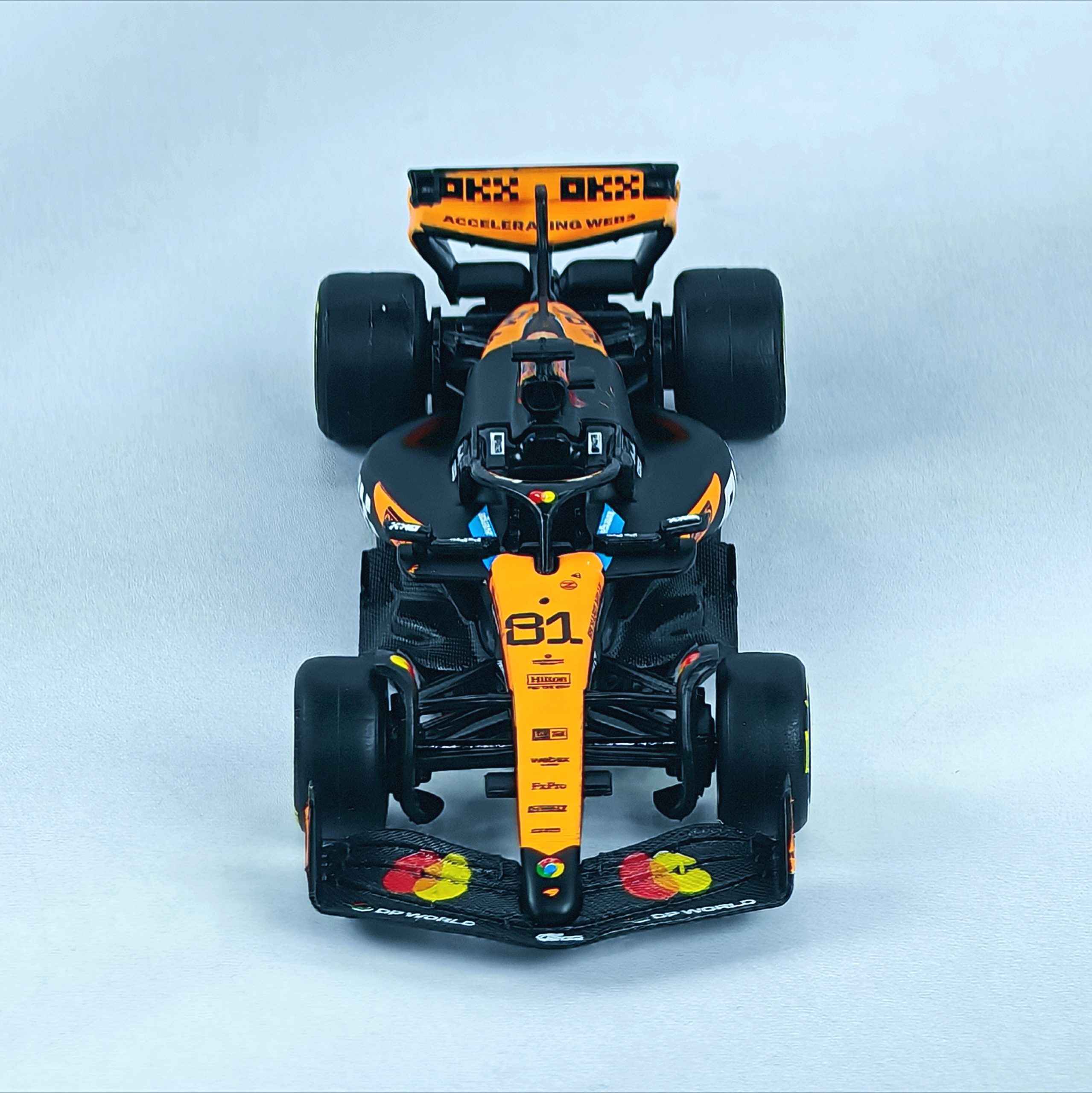 Mclaren MCL39 2025 #81 Oscar Piastri Caja Normal Burago 1:64 - Imagen 4