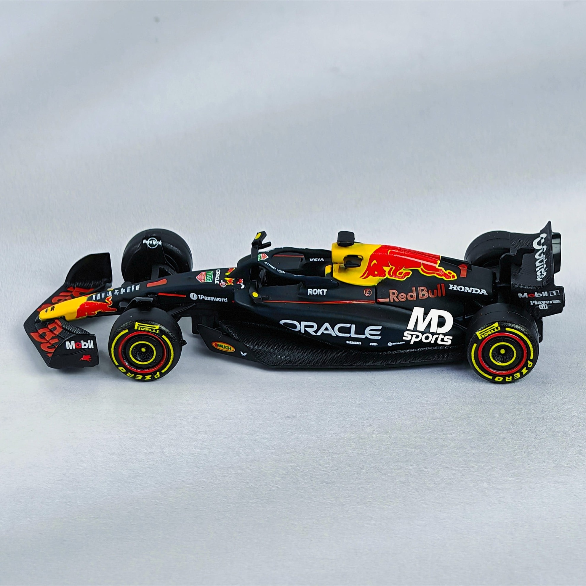 RedBull RB21 2025 #1 Max Verstappen Caja Normal Burago 1:64 - Imagen 4