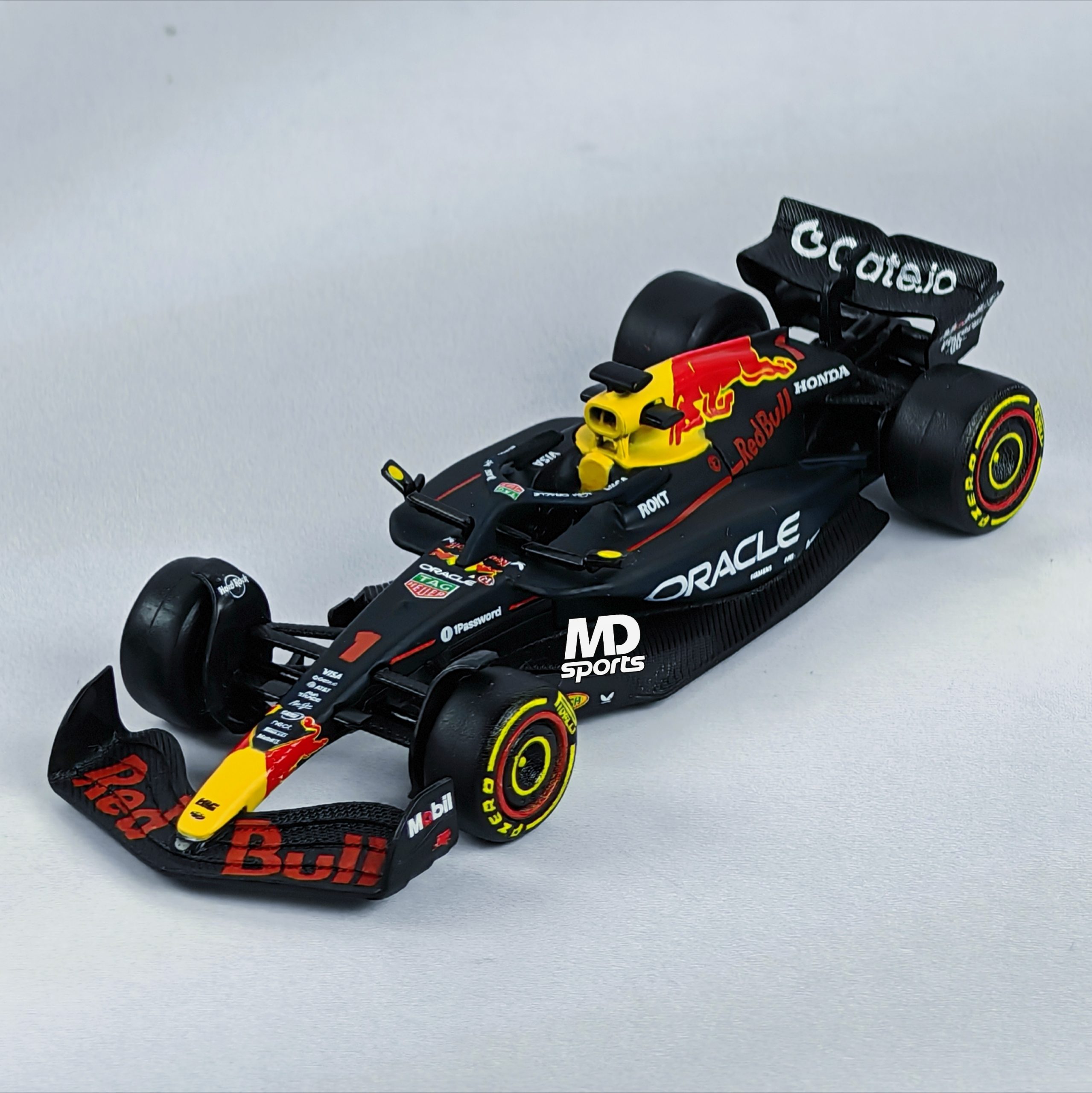 RedBull RB21 2025 #1 Max Verstappen Caja Normal Burago 1:64 - Imagen 3