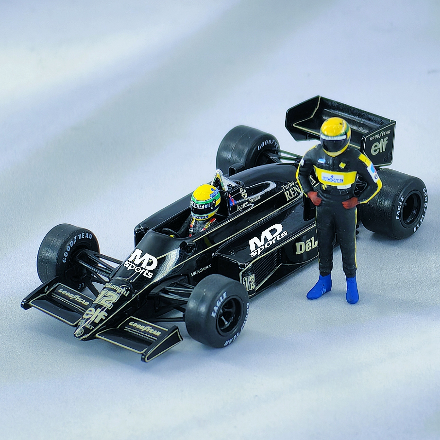 Pack Lotus 98T 1985 Caja Acrilica IXO + Figura Ayrton Senna Piloto Cartrix 1:43