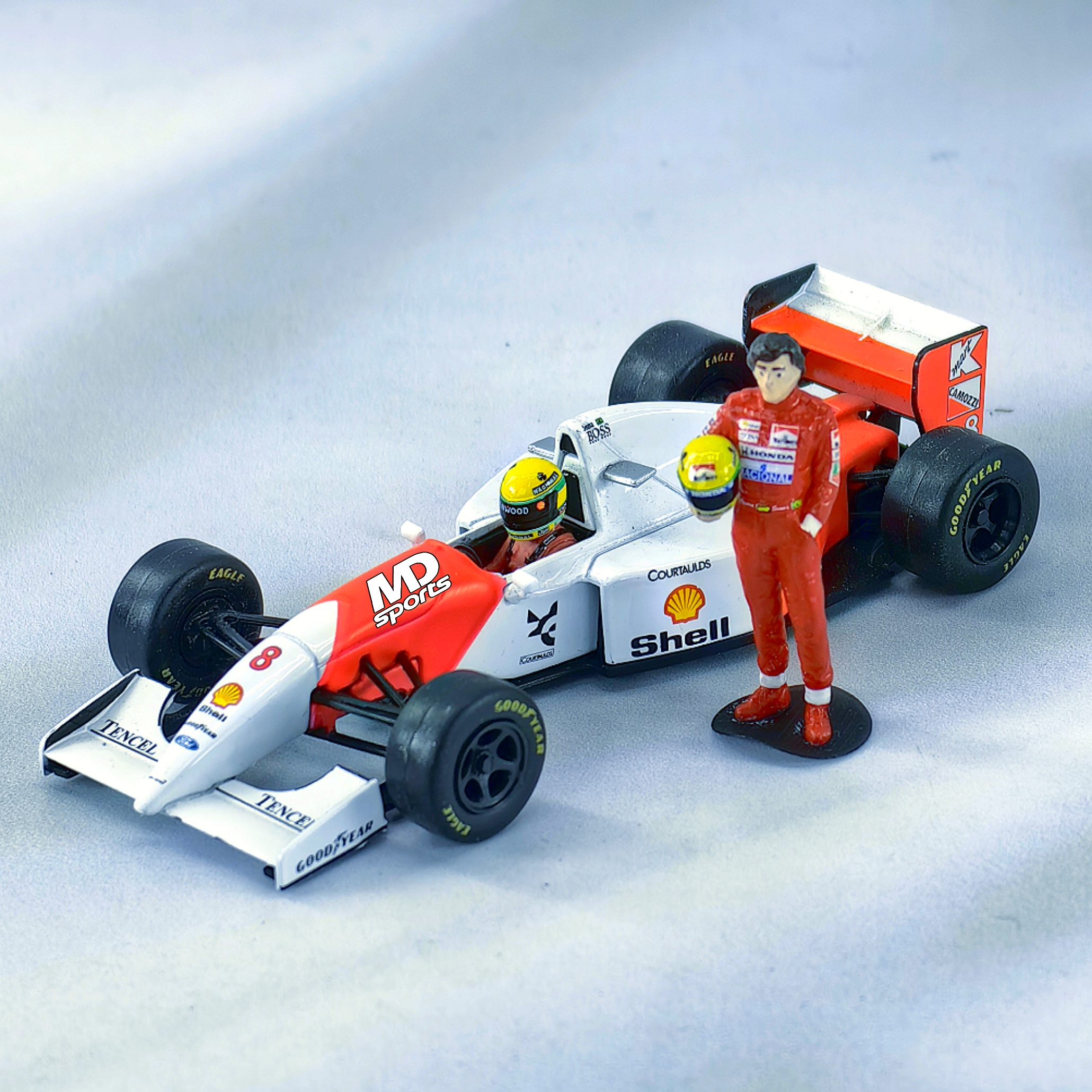 Pack Mclaren MP4/8 1993 Caja Acrilica IXO + Figura Ayrton Senna Cartrix 1:43
