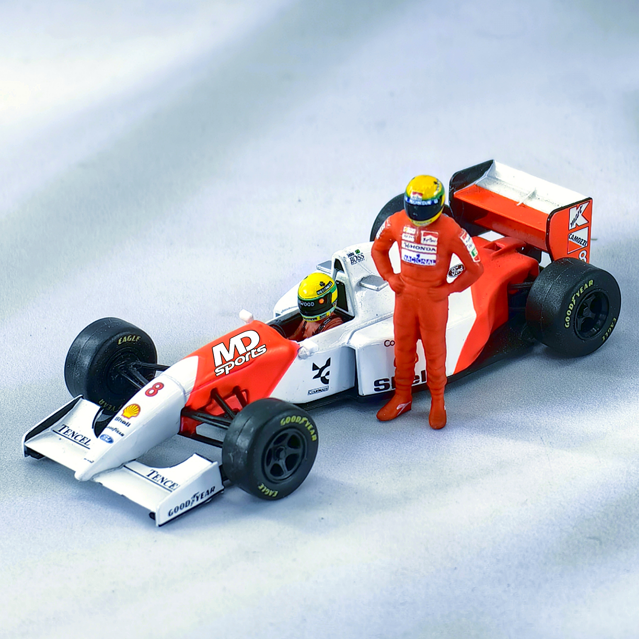 Pack Mclaren MP4/8 1993 Caja Acrilica IXO + Figura Ayrton Senna Piloto Cartrix 1:43