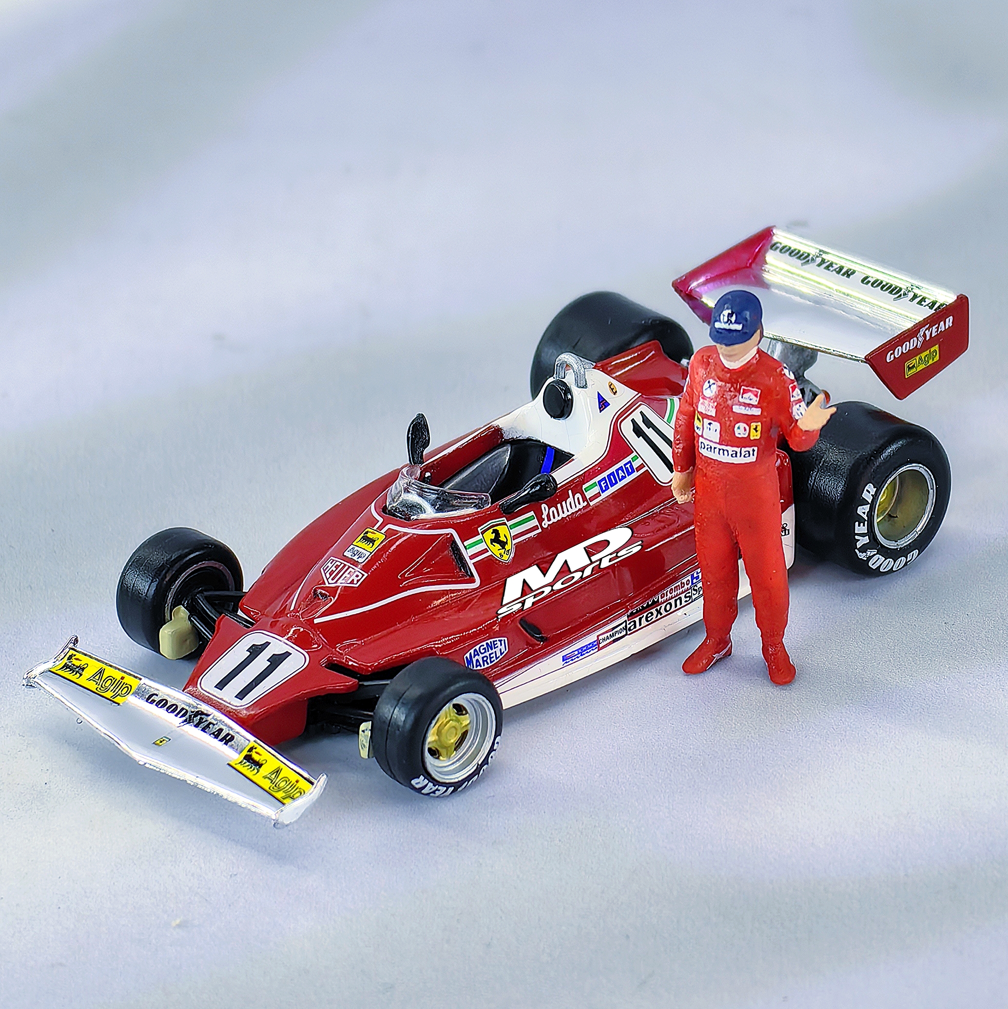 Pack Ferrari 312 T2 1977 Caja Acrilica Altaya + Figura Niki Lauda Piloto Cartrix 1:43