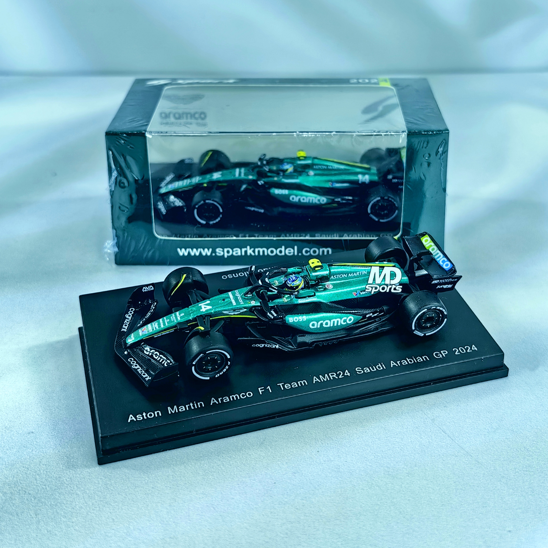 Aston Martin AMR24 GP Arabia Saudita 2024 #14 Fernando Alonso Caja Acrilica Spark 1:64 - Imagen 4