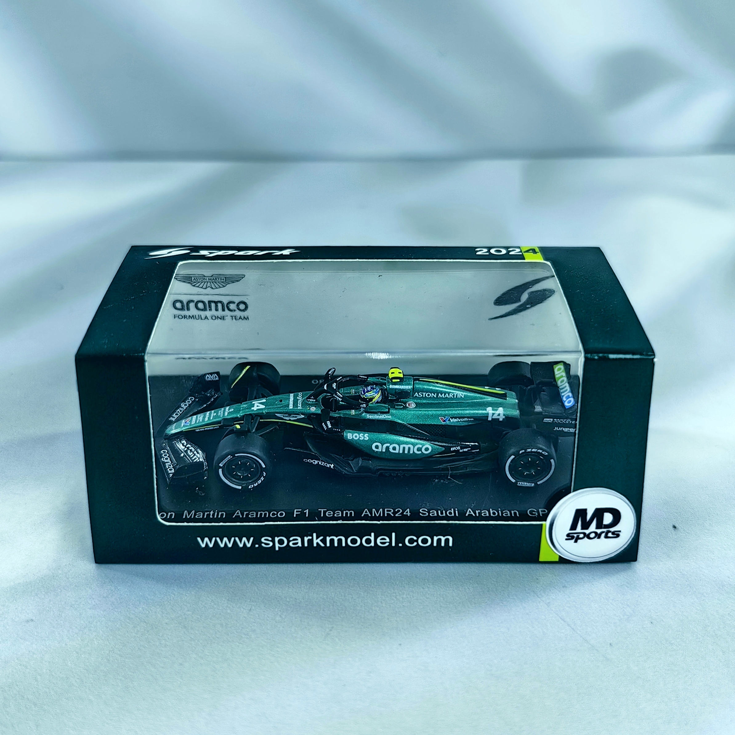 Aston Martin AMR24 GP Arabia Saudita 2024 #14 Fernando Alonso Caja Acrilica Spark 1:64 - Imagen 3
