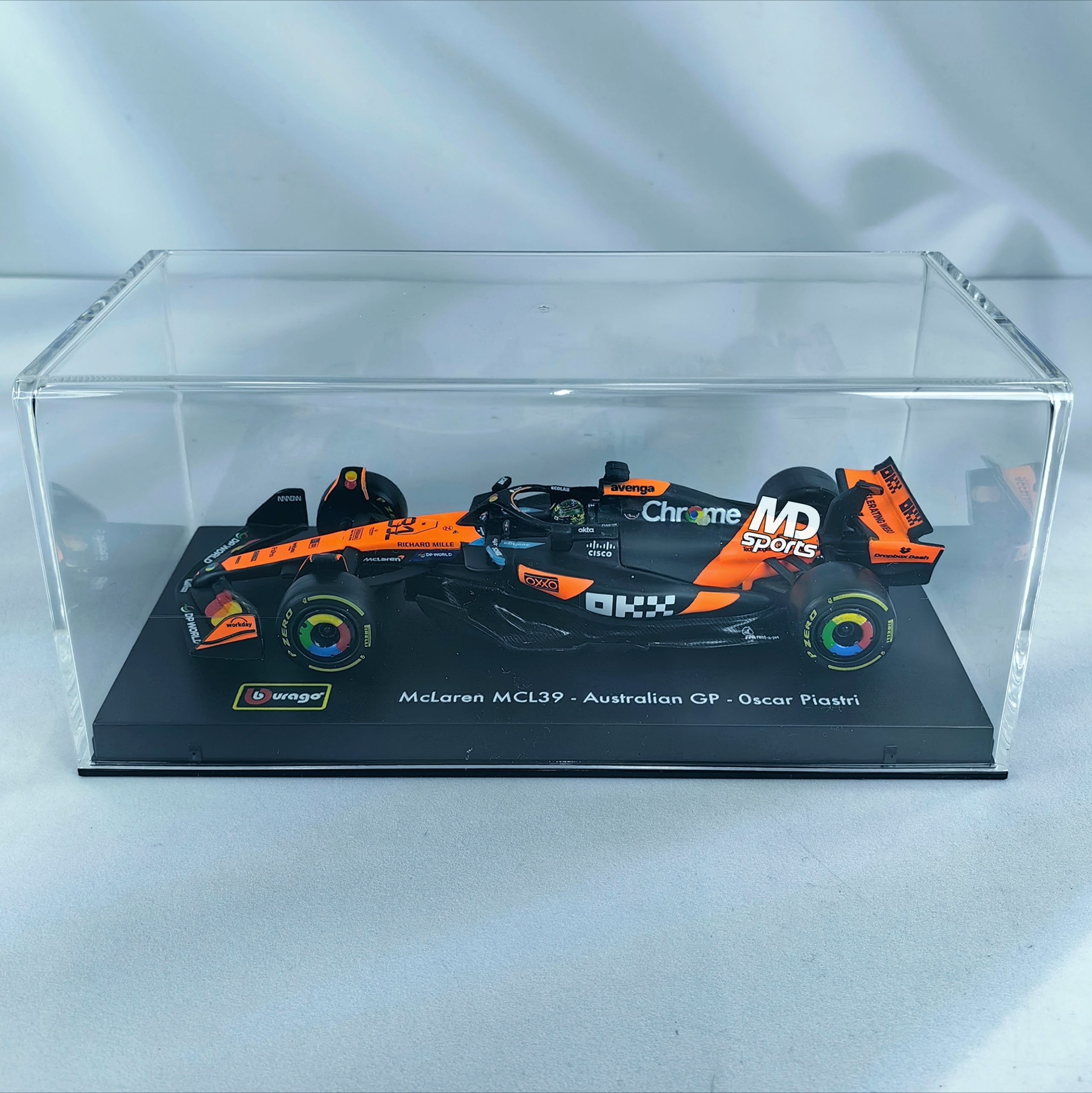 Mclaren MCL39 GP Australia 2025 #81 Oscar Piastri Caja Acrilica Burago 1:43 - Imagen 3