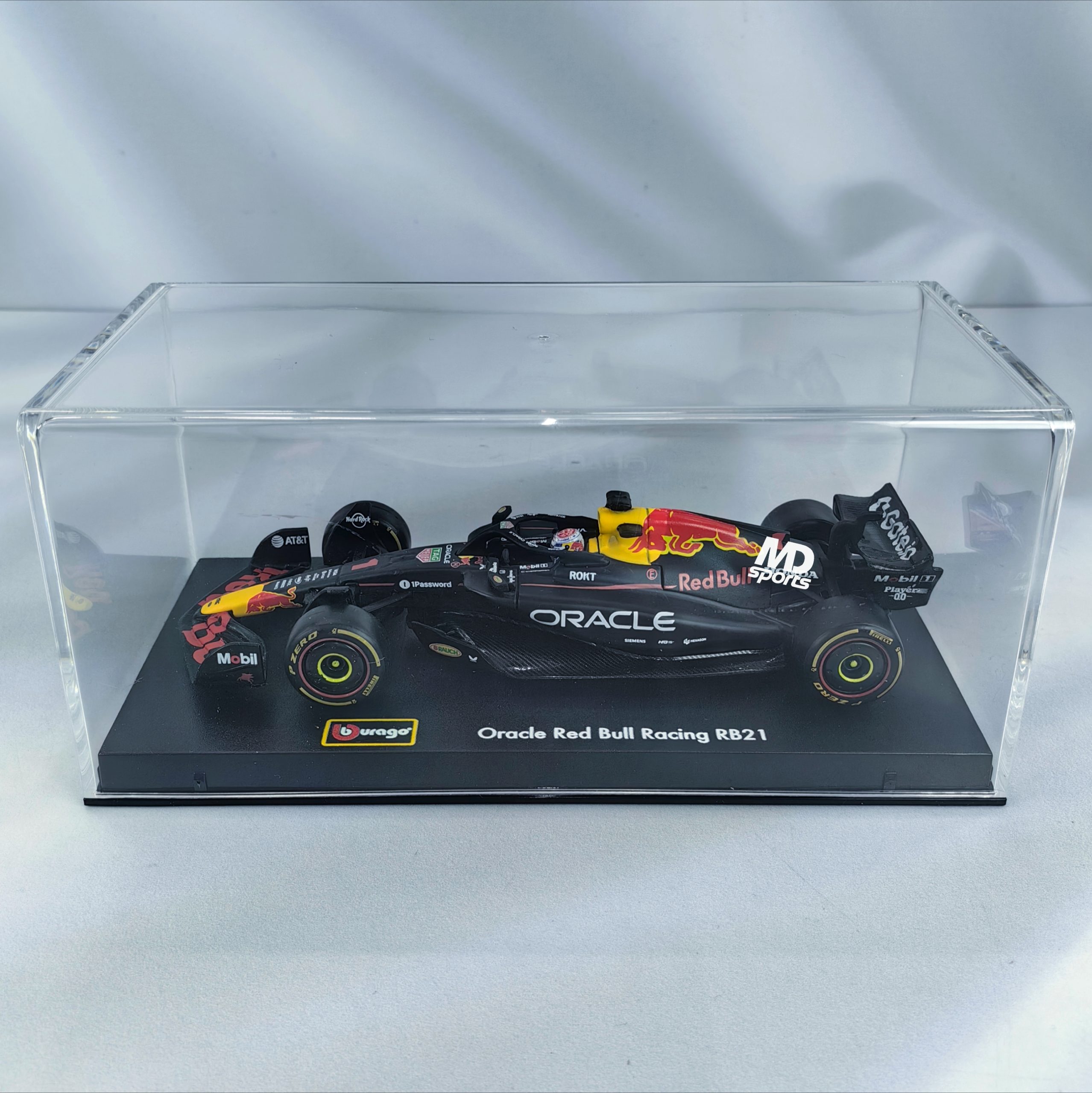 RedBull RB21 2025 #1 Max Verstappen Caja Acrilica Burago 1:43 - Imagen 3