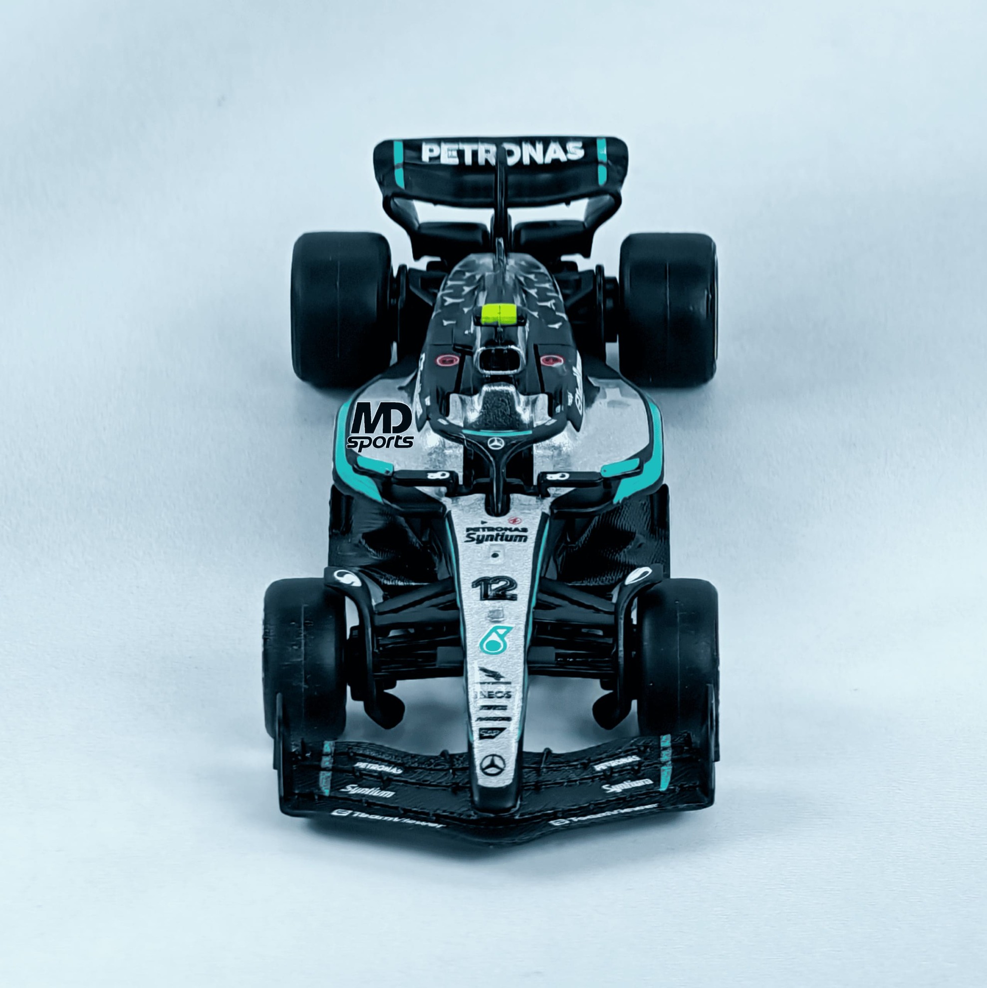 Mercedes W16 2025 #12 Kimi Antonelli Caja Normal Burago 1:64 - Imagen 3