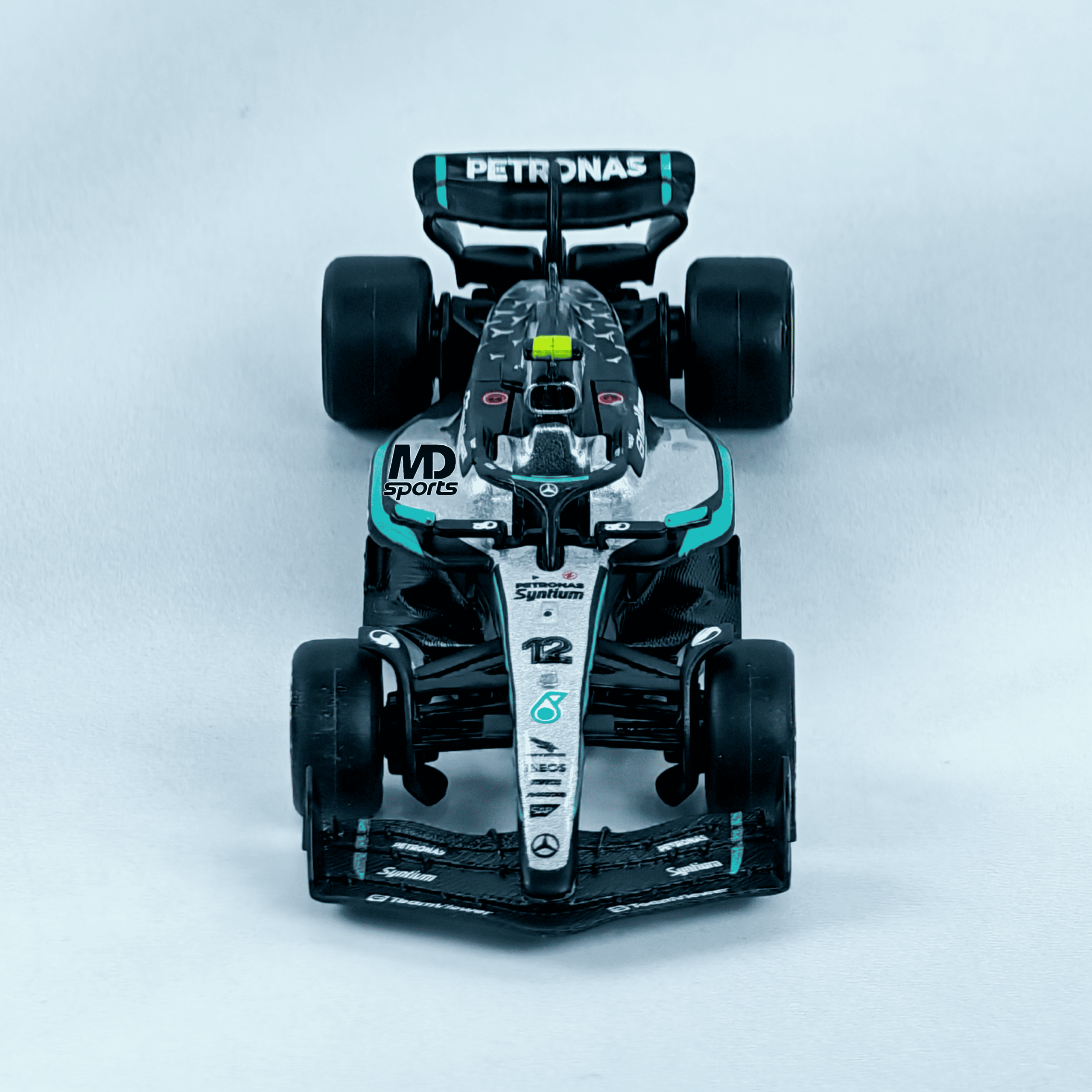 Mercedes W16 2025 #12 Kimi Antonelli Caja Normal Burago 1:64 - Imagen 3