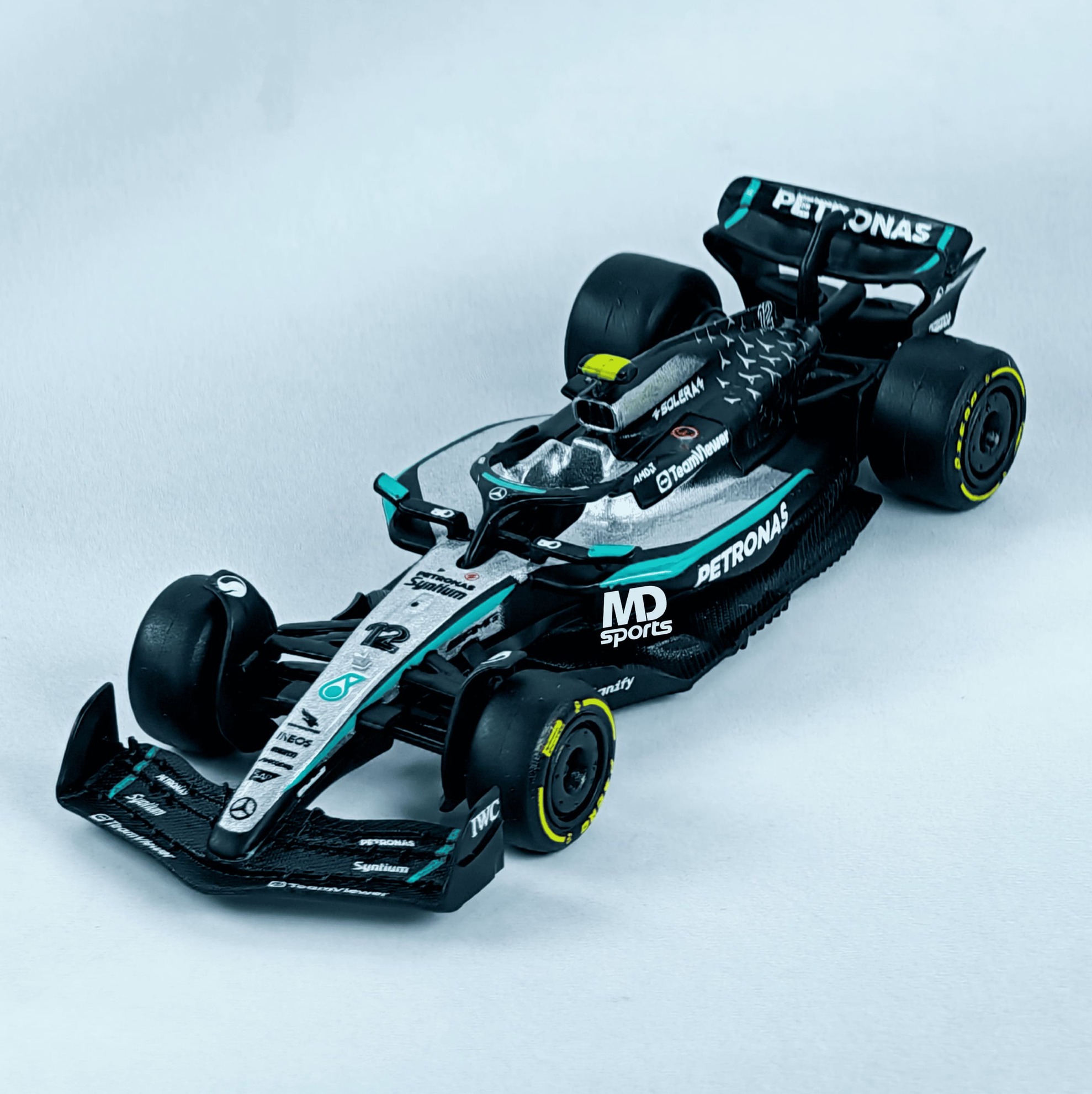 Mercedes W16 2025 #12 Kimi Antonelli Caja Normal Burago 1:64 - Imagen 4