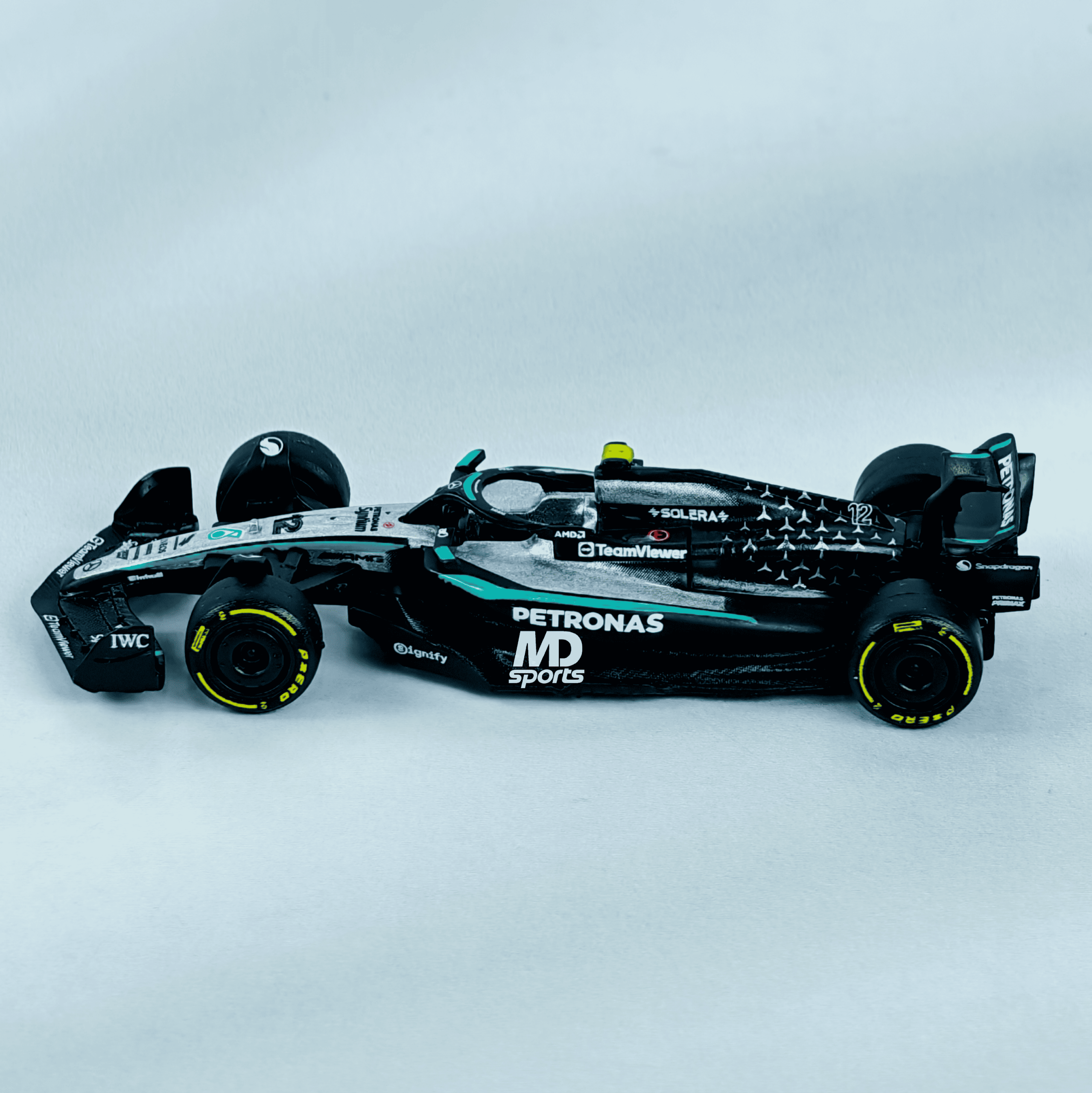 Mercedes W16 2025 #12 Kimi Antonelli Caja Normal Burago 1:64 - Imagen 4