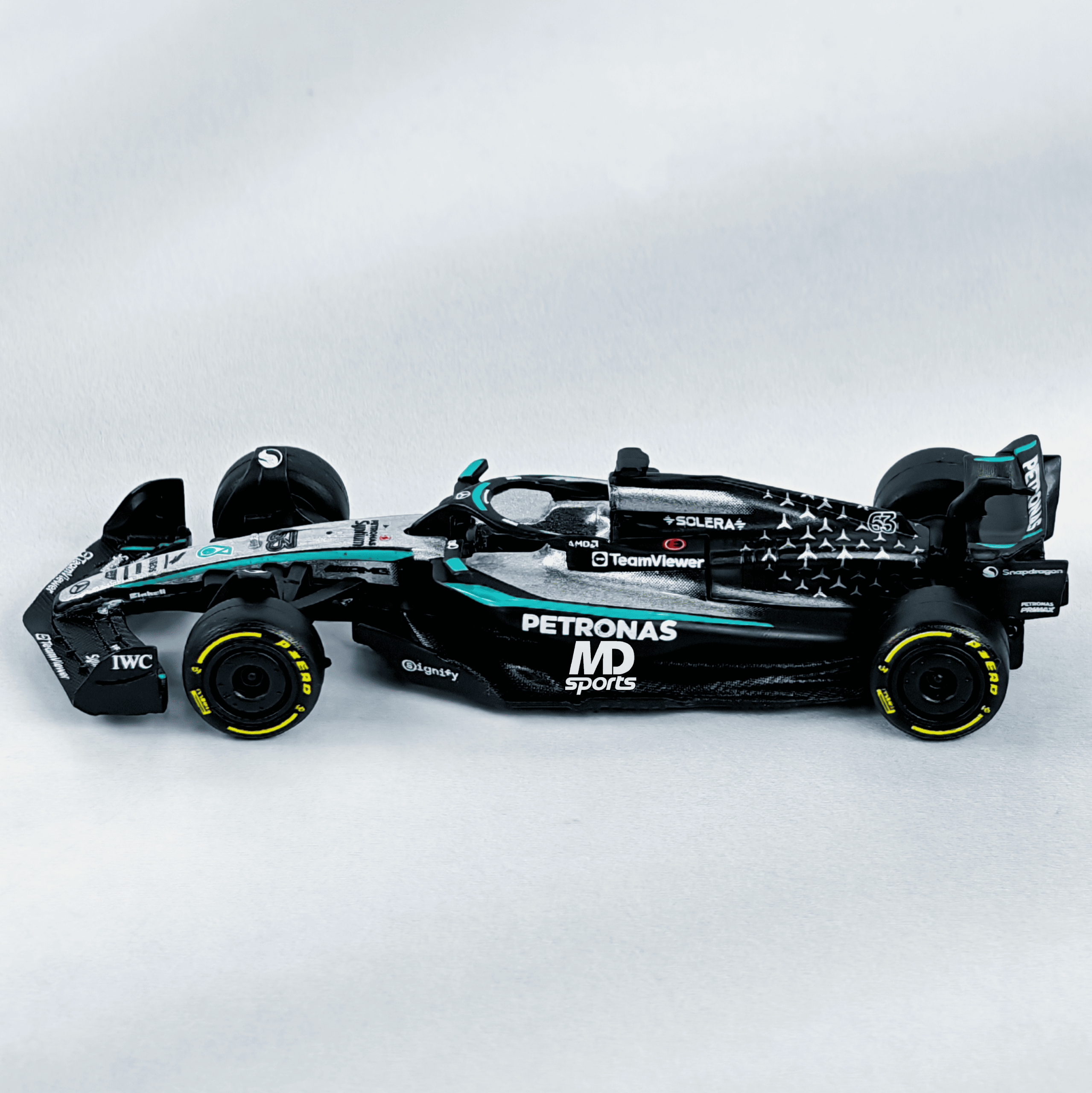 Mercedes W16 2025 #63 George Russell Caja Normal Burago 1:64 - Imagen 4