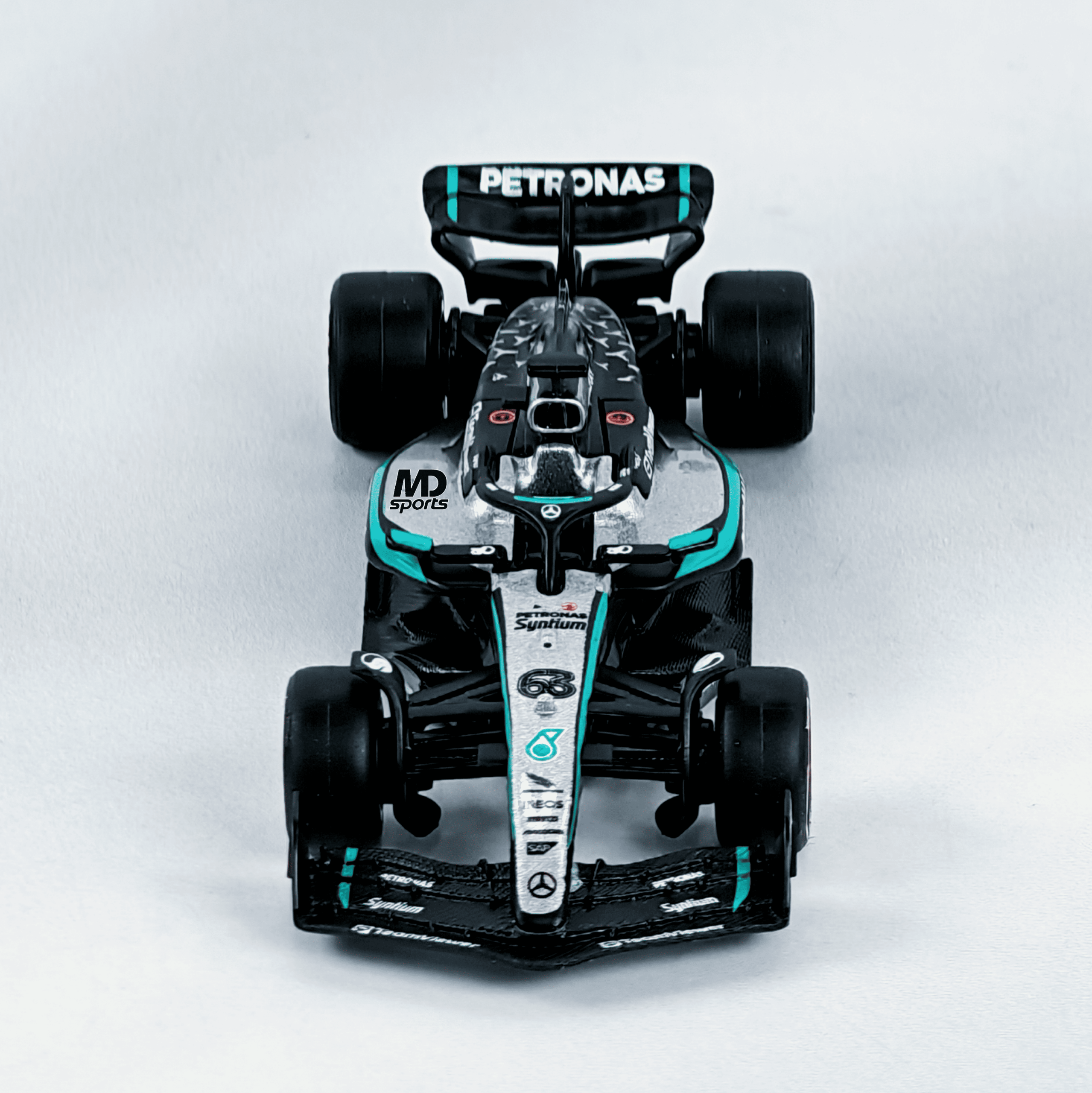 Mercedes W16 2025 #63 George Russell Caja Normal Burago 1:64 - Imagen 3