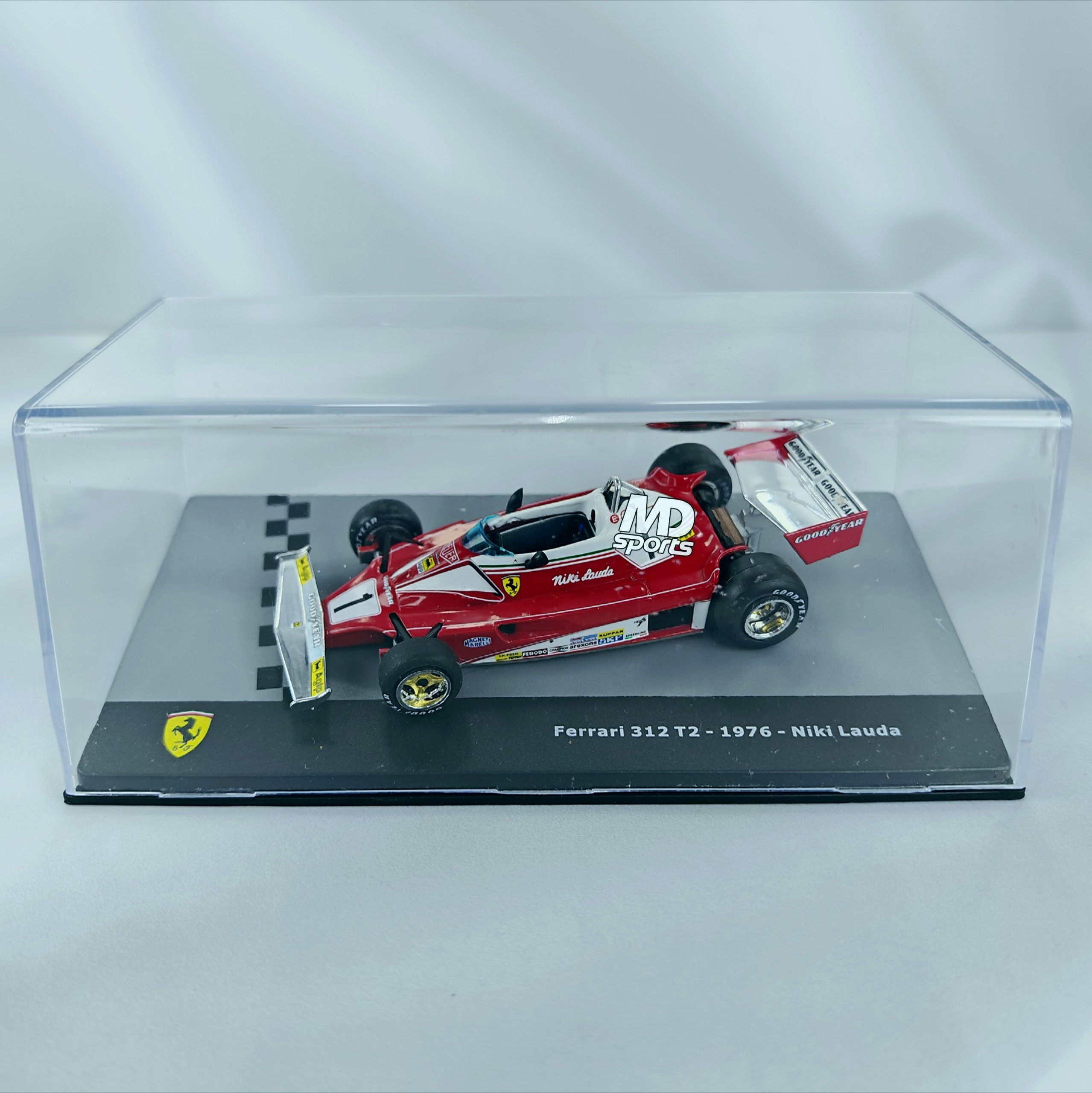 Ferrari 312 T2 1976 #1 Niki Lauda Caja Acrilica IXO 1:43