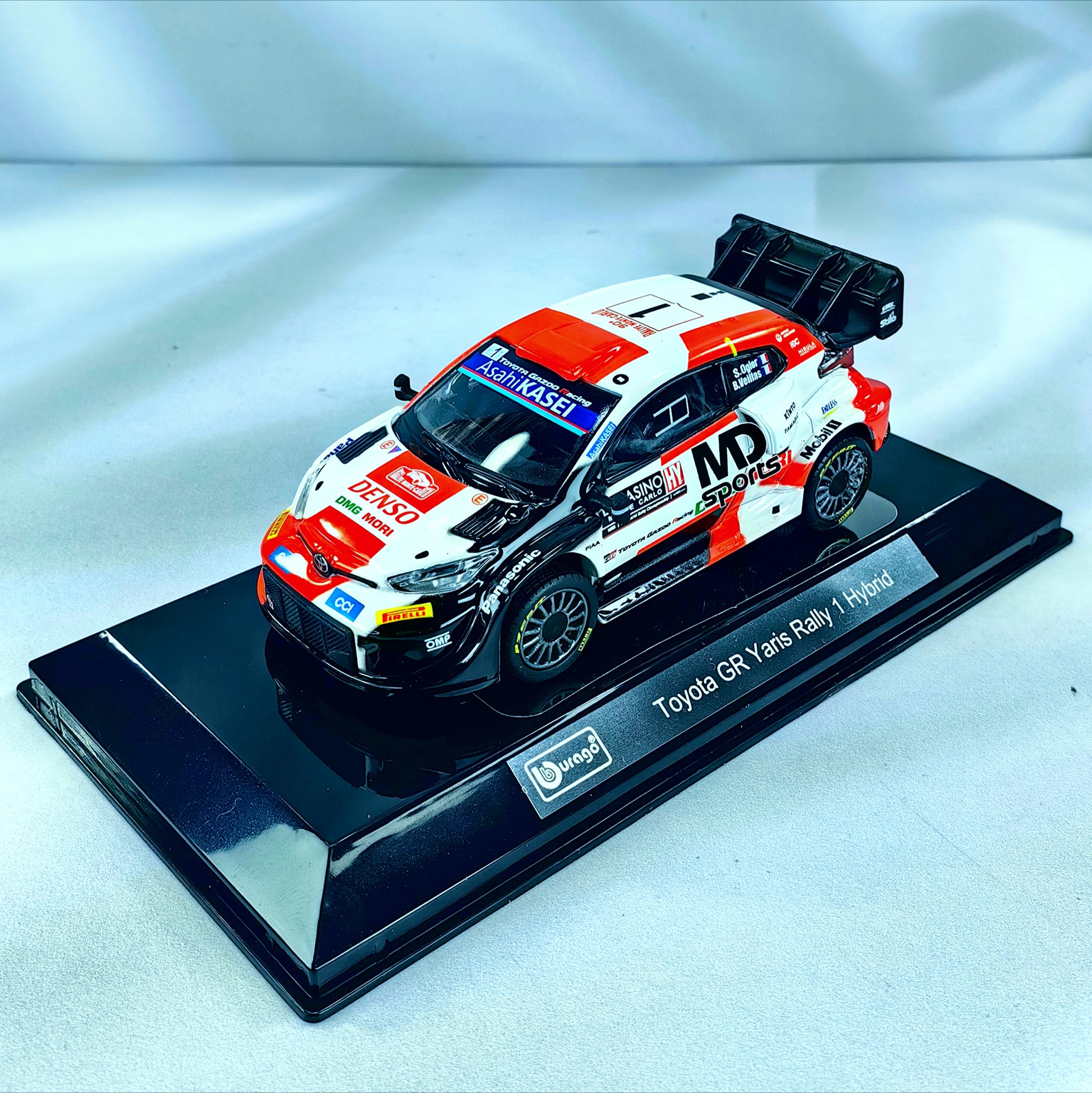 Toyota GR Yaris Rally 1 Hybrid #1 Sebastien Ogier Caja Acrilica Burago 1:43