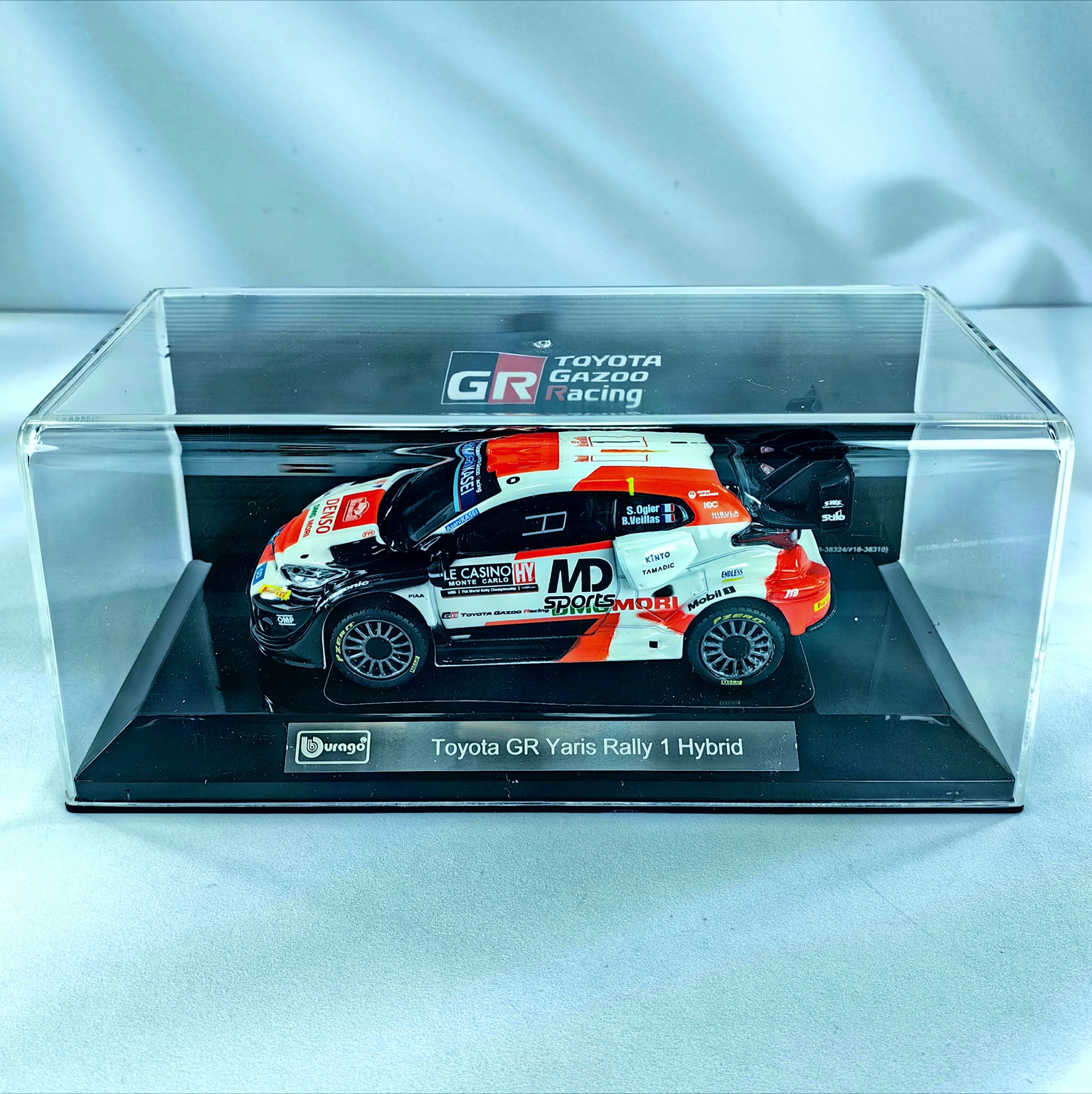 Toyota GR Yaris Rally 1 Hybrid #1 Sebastien Ogier Caja Acrilica Burago 1:43 - Imagen 3